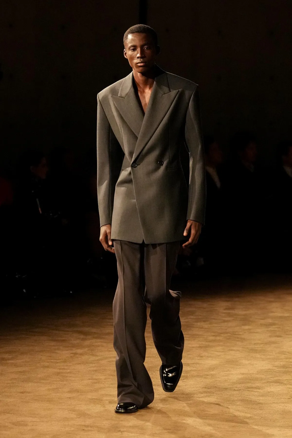 SAINT LAURENT automne 2026 homme : Anthony Vaccarello explore la masculinité en clair-obscur