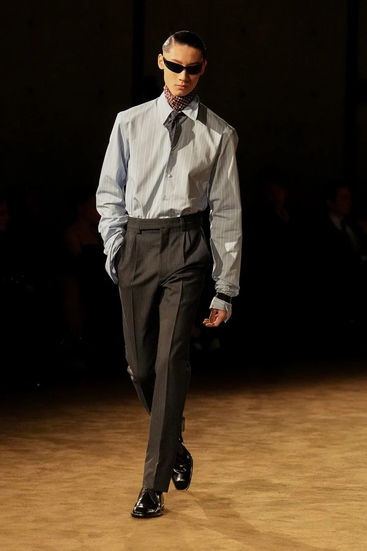 SAINT LAURENT automne 2026 homme : Anthony Vaccarello explore la masculinité en clair-obscur