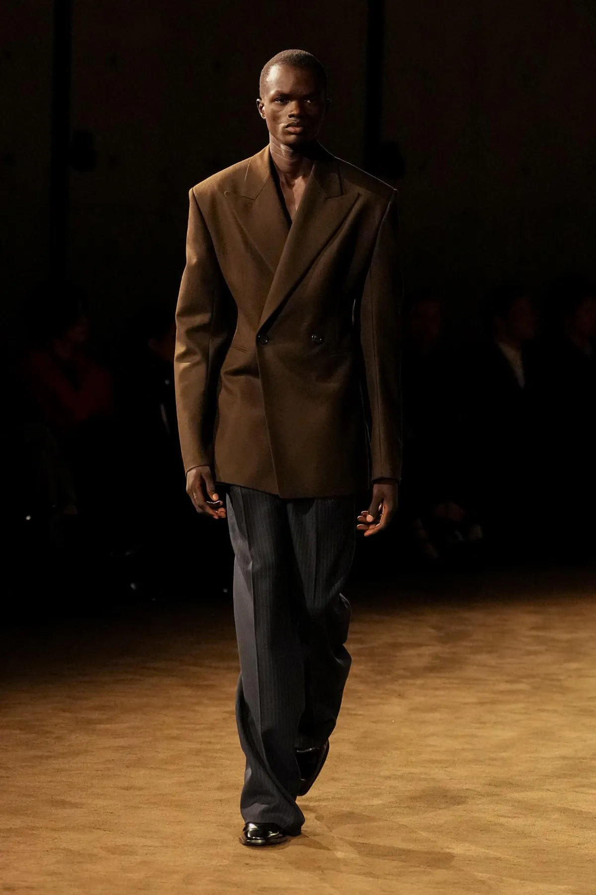 SAINT LAURENT automne 2026 homme : Anthony Vaccarello explore la masculinité en clair-obscur