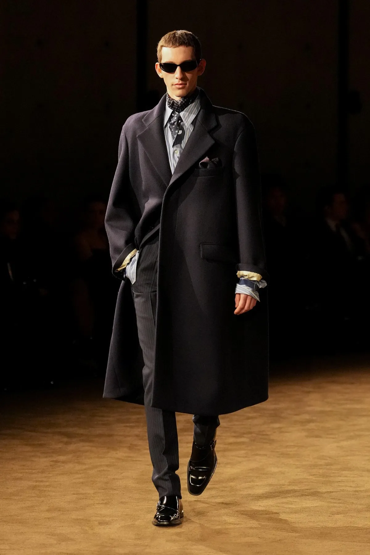 SAINT LAURENT automne 2026 homme : Anthony Vaccarello explore la masculinité en clair-obscur