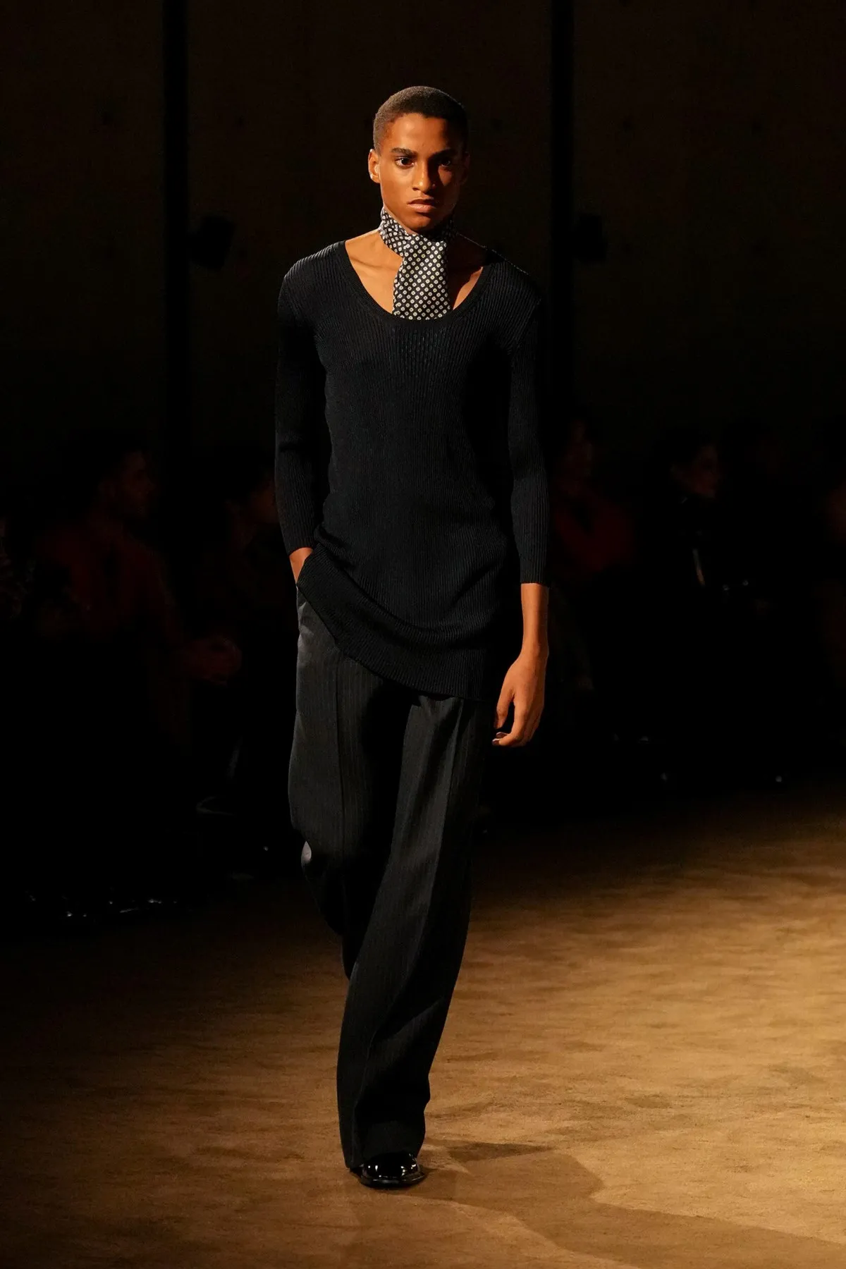 SAINT LAURENT automne 2026 homme : Anthony Vaccarello explore la masculinité en clair-obscur