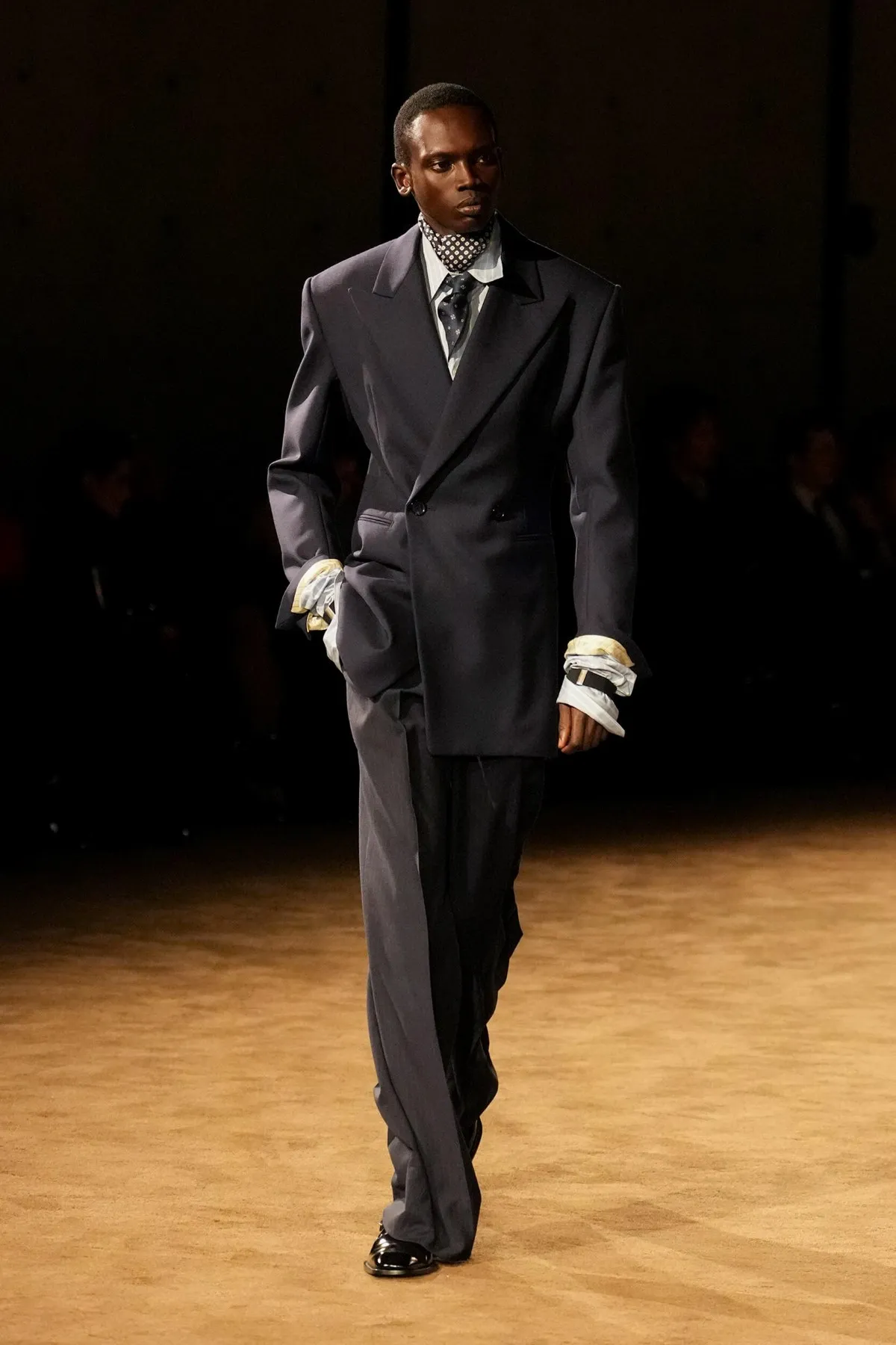 SAINT LAURENT automne 2026 homme : Anthony Vaccarello explore la masculinité en clair-obscur