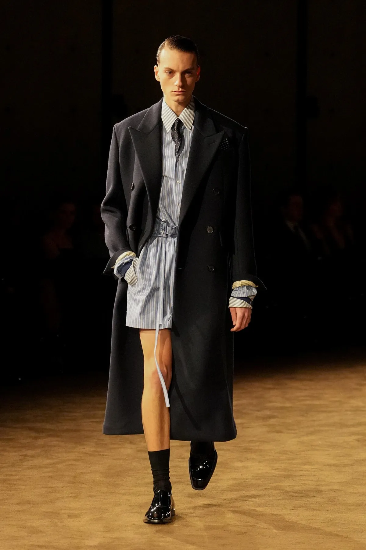 SAINT LAURENT automne 2026 homme : Anthony Vaccarello explore la masculinité en clair-obscur