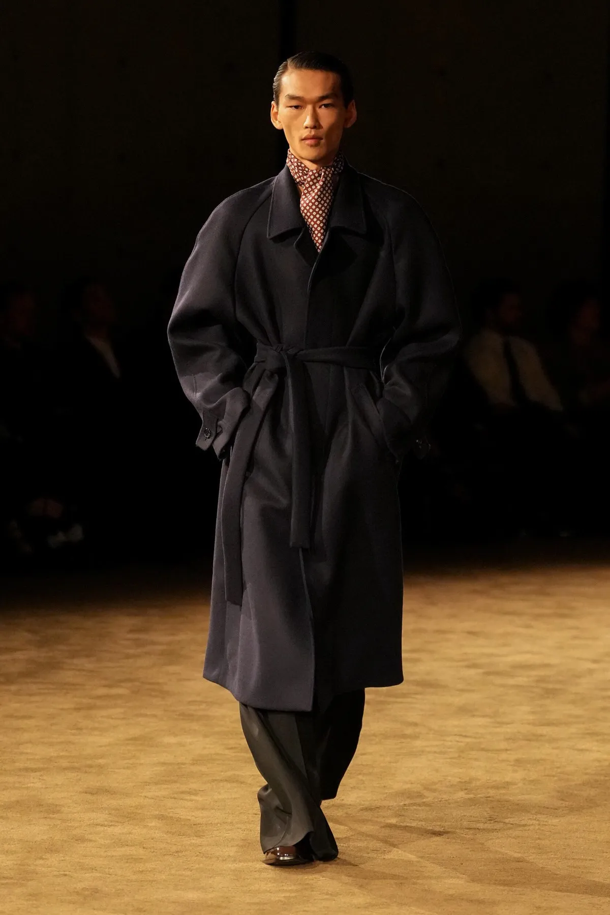 SAINT LAURENT automne 2026 homme : Anthony Vaccarello explore la masculinité en clair-obscur