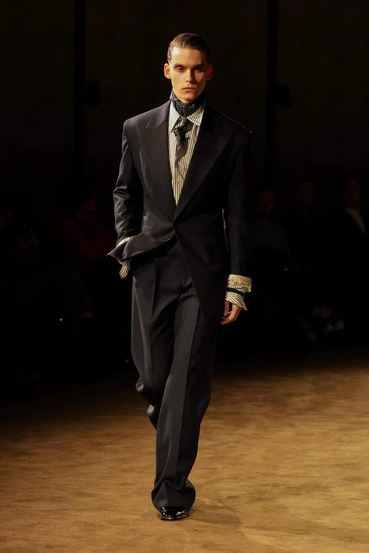 SAINT LAURENT automne 2026 homme : Anthony Vaccarello explore la masculinité en clair-obscur