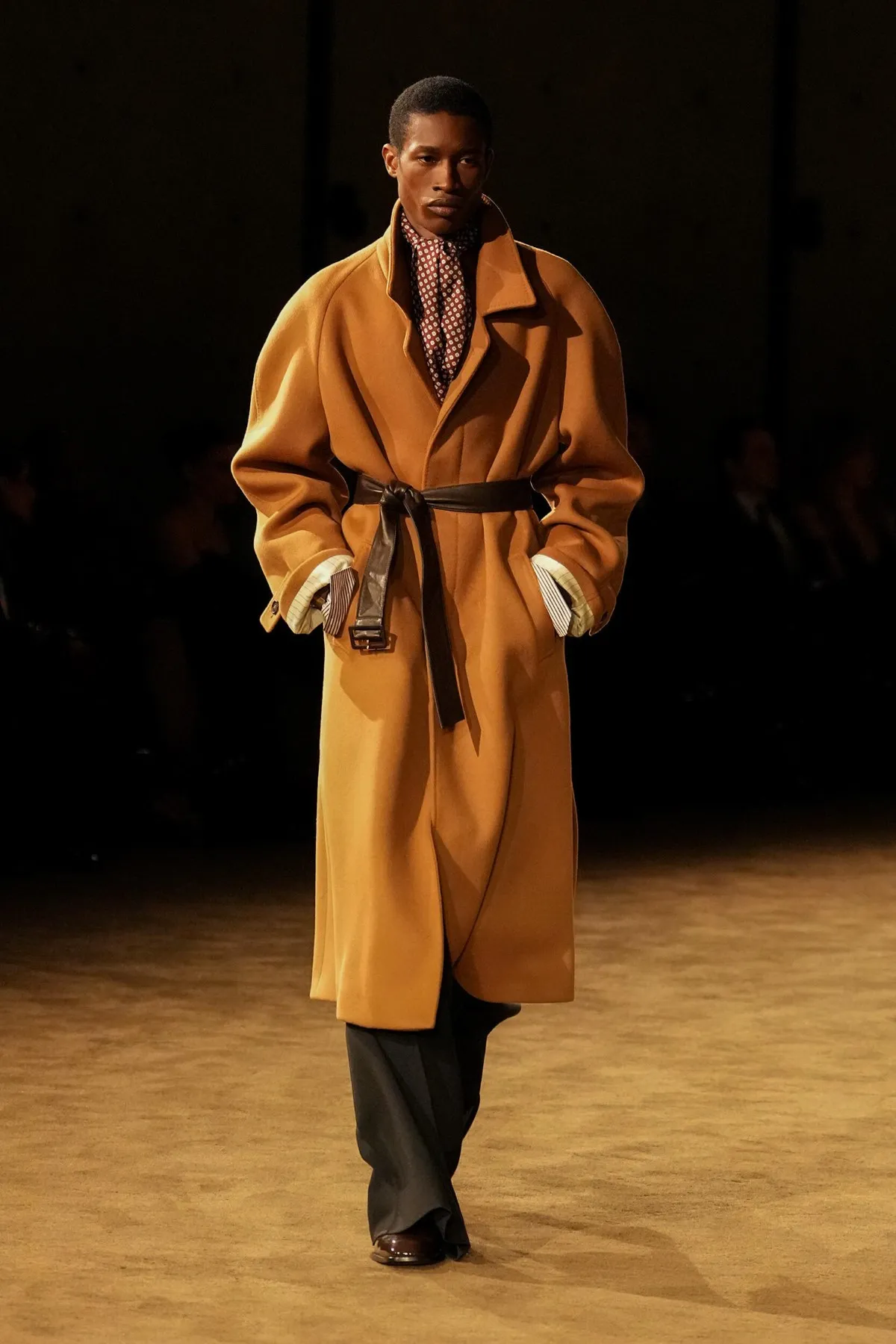 SAINT LAURENT automne 2026 homme : Anthony Vaccarello explore la masculinité en clair-obscur