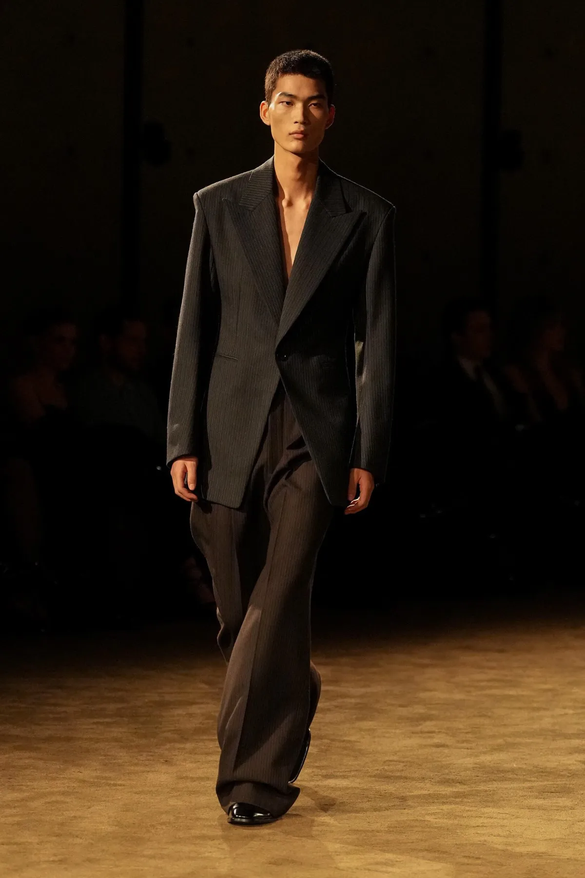 SAINT LAURENT automne 2026 homme : Anthony Vaccarello explore la masculinité en clair-obscur