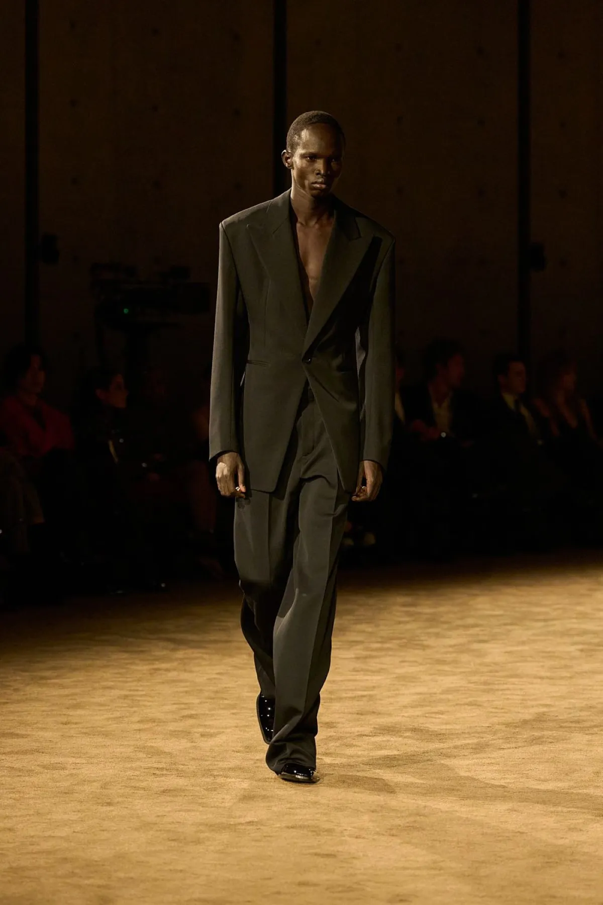 SAINT LAURENT automne 2026 homme : Anthony Vaccarello explore la masculinité en clair-obscur