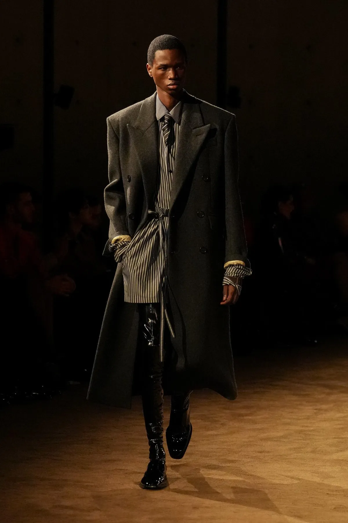 SAINT LAURENT automne 2026 homme : Anthony Vaccarello explore la masculinité en clair-obscur