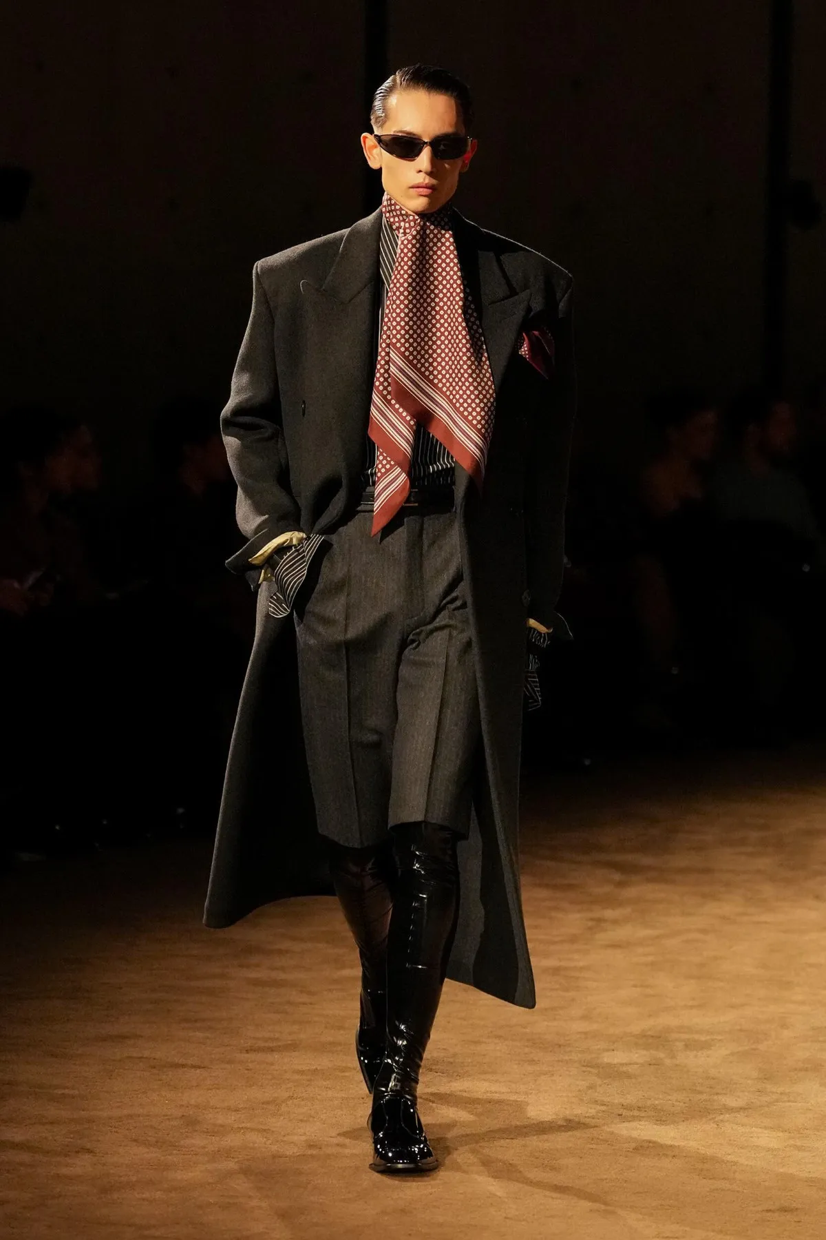 SAINT LAURENT automne 2026 homme : Anthony Vaccarello explore la masculinité en clair-obscur