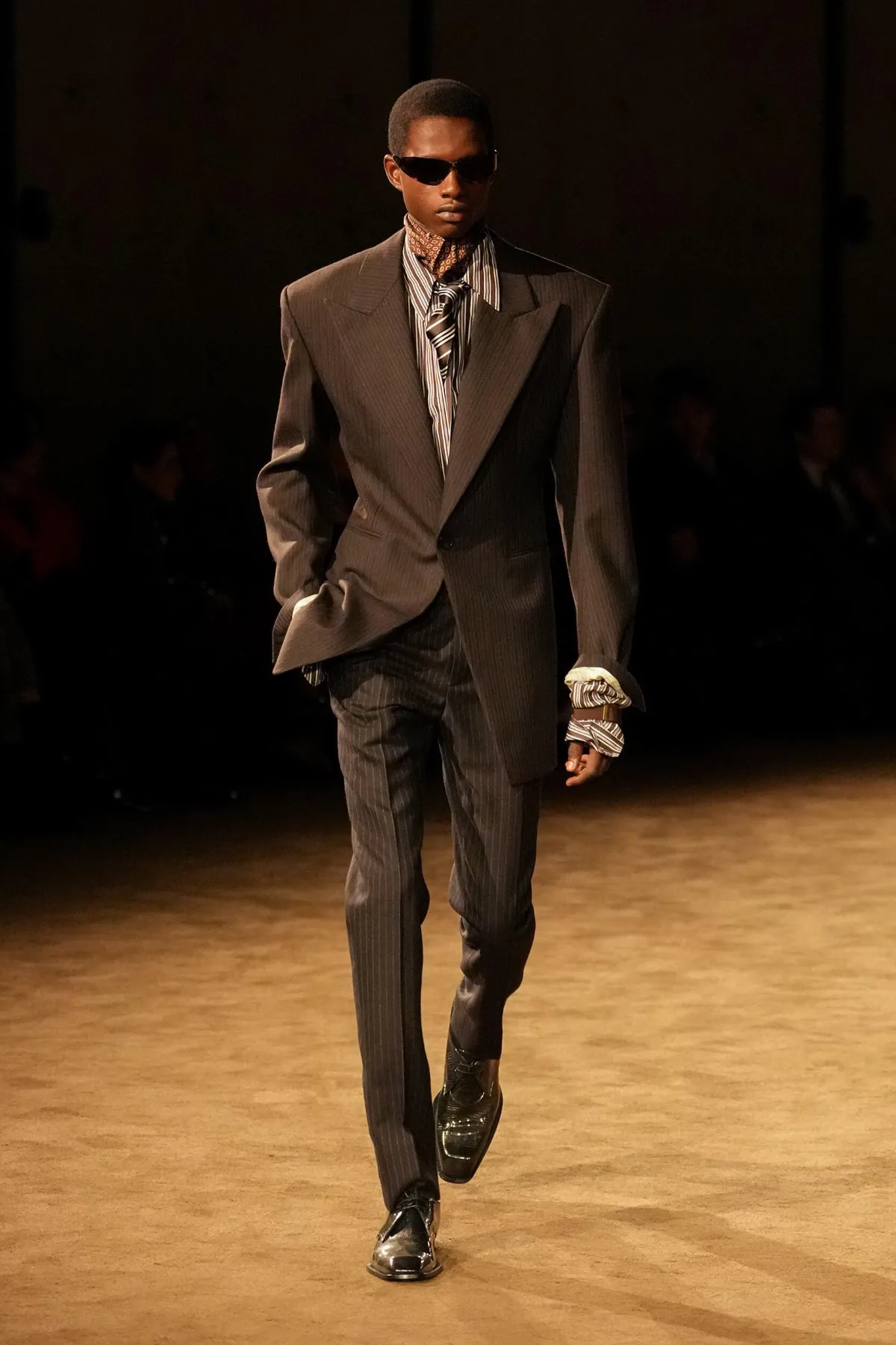 SAINT LAURENT automne 2026 homme : Anthony Vaccarello explore la masculinité en clair-obscur