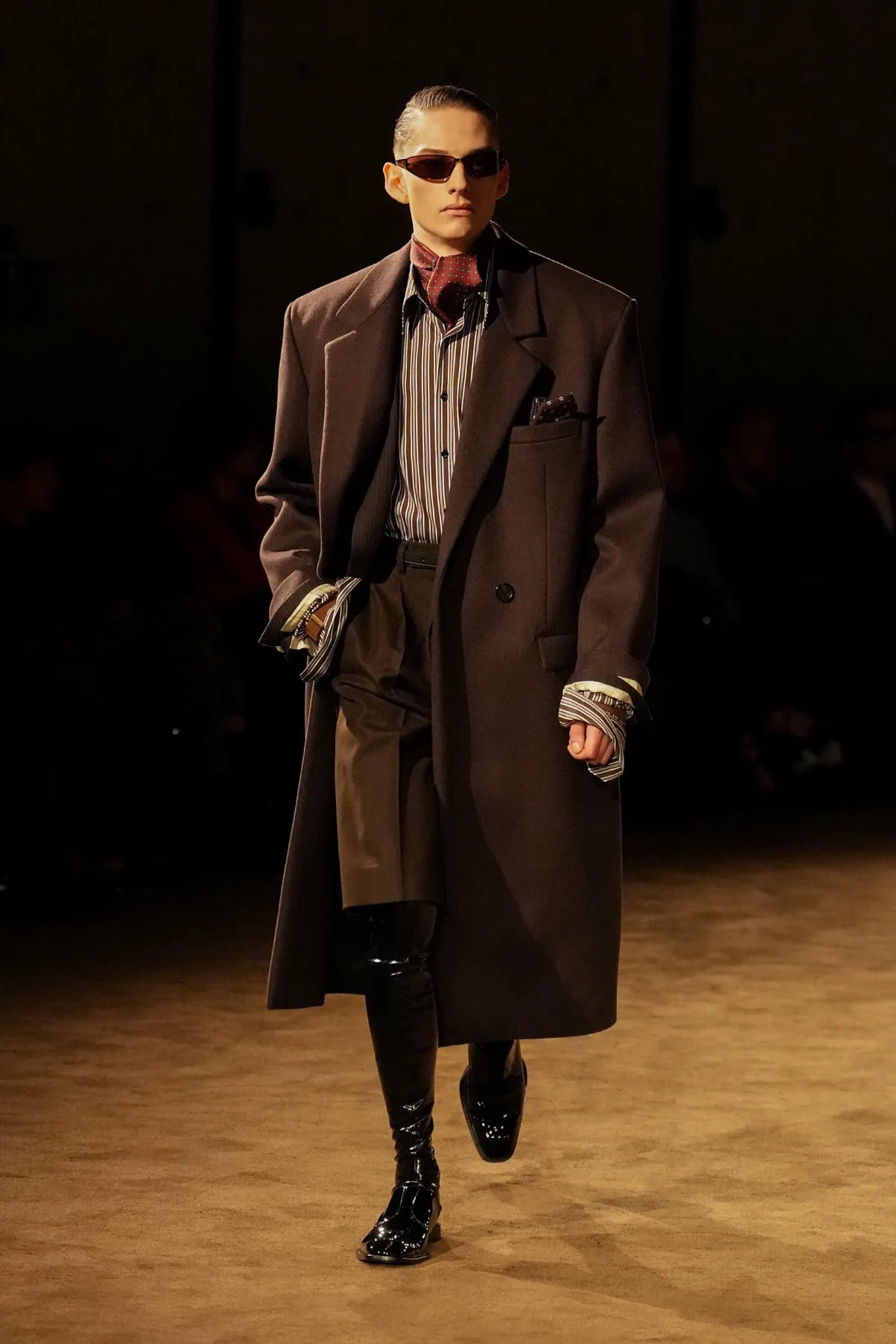 SAINT LAURENT automne 2026 homme : Anthony Vaccarello explore la masculinité en clair-obscur