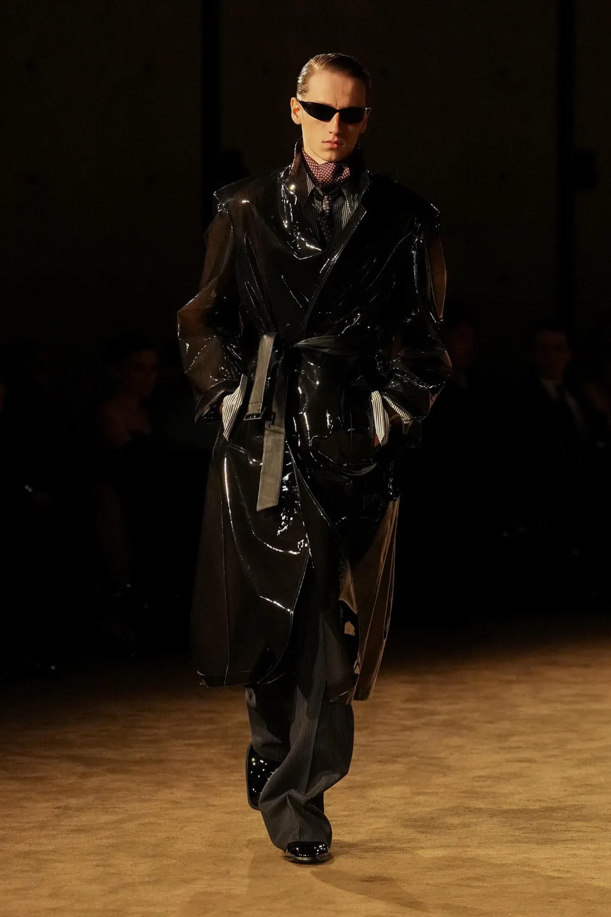 SAINT LAURENT automne 2026 homme : Anthony Vaccarello explore la masculinité en clair-obscur