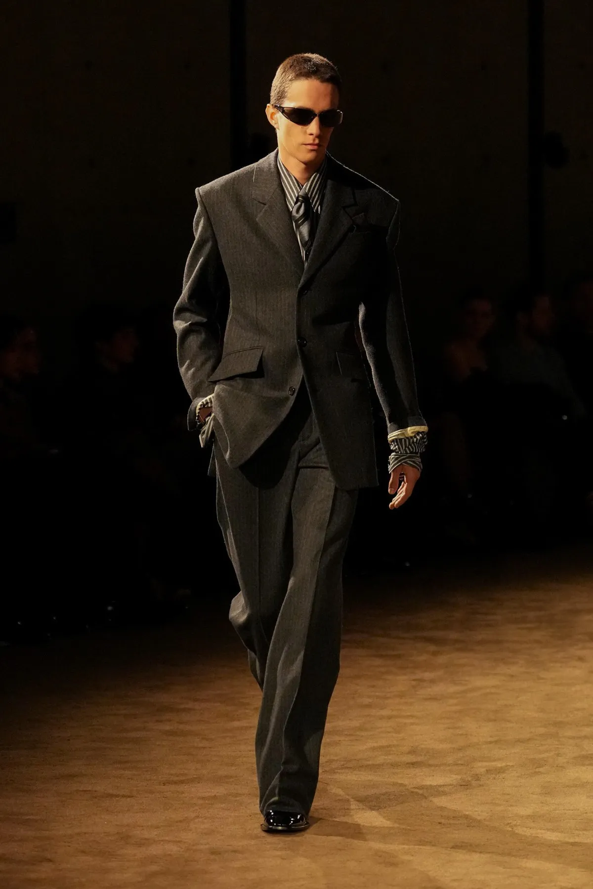 SAINT LAURENT automne 2026 homme : Anthony Vaccarello explore la masculinité en clair-obscur