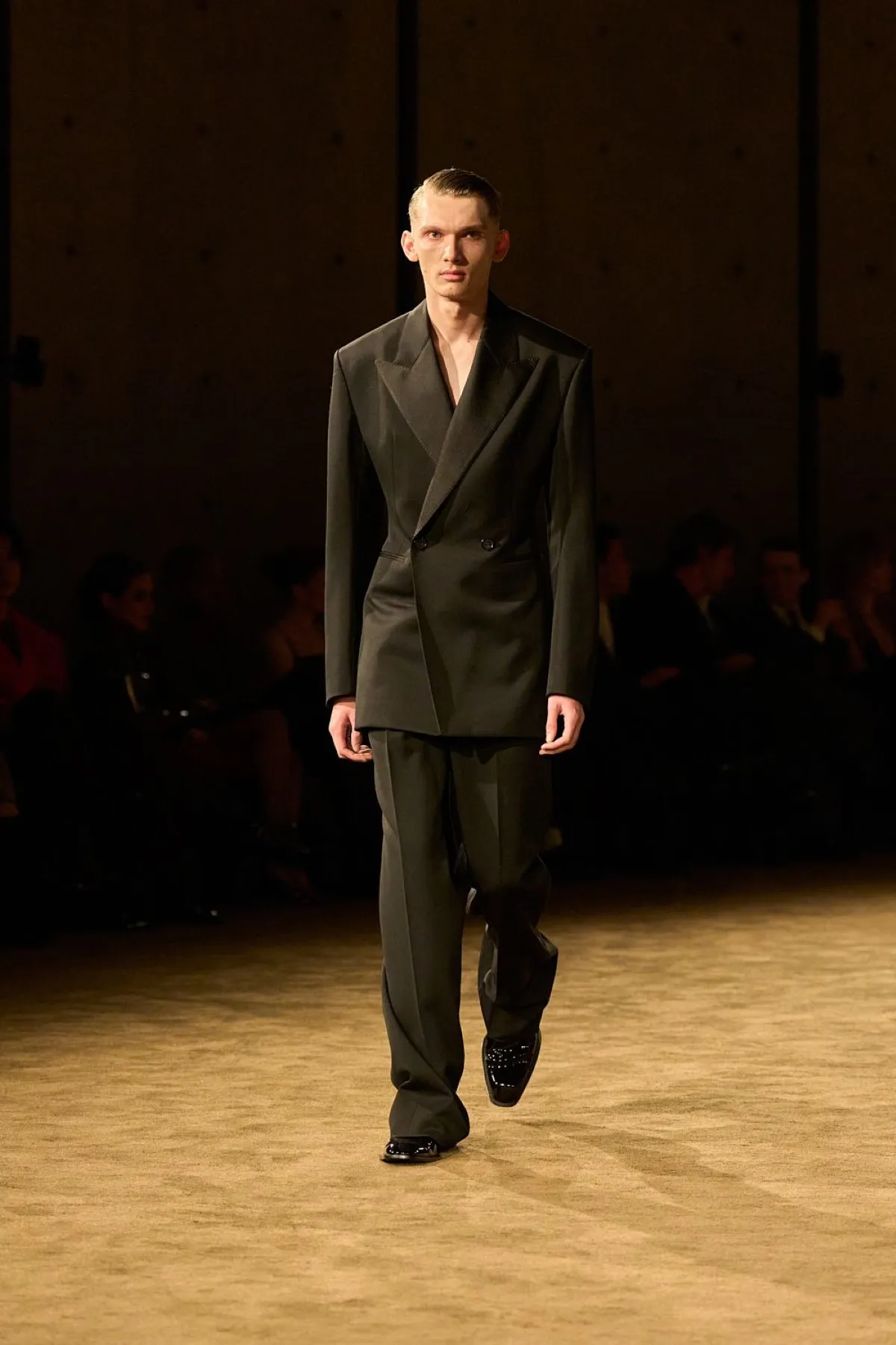 SAINT LAURENT automne 2026 homme : Anthony Vaccarello explore la masculinité en clair-obscur
