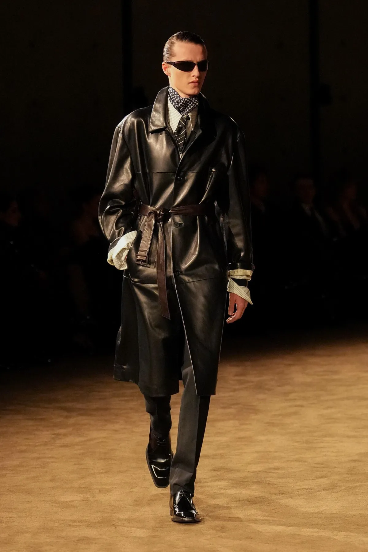 SAINT LAURENT automne 2026 homme : Anthony Vaccarello explore la masculinité en clair-obscur