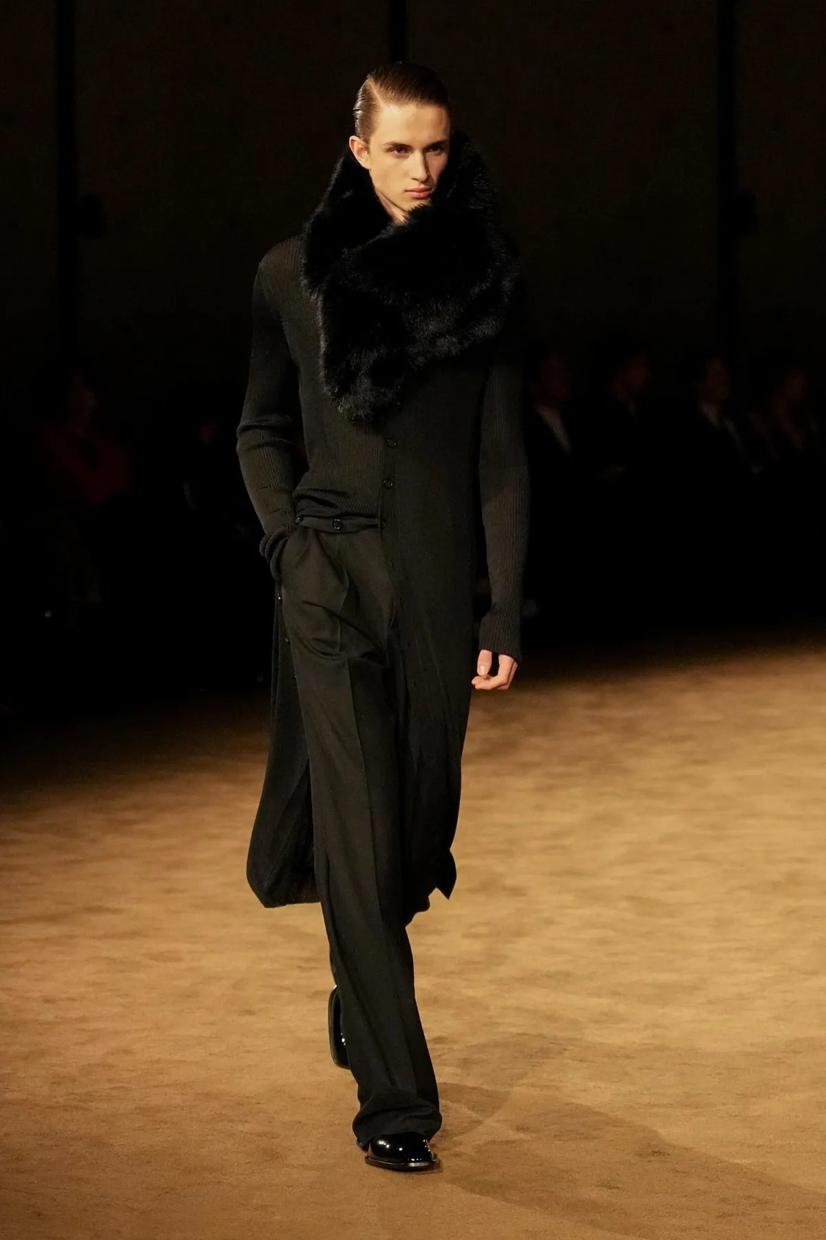 SAINT LAURENT automne 2026 homme : Anthony Vaccarello explore la masculinité en clair-obscur