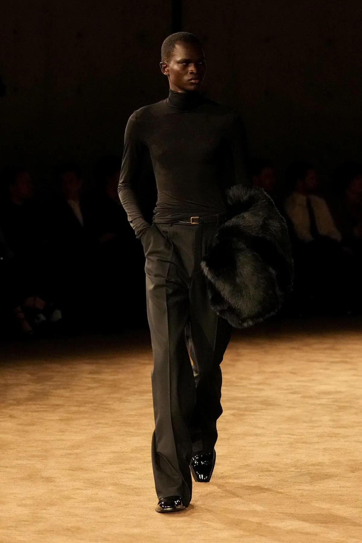 SAINT LAURENT automne 2026 homme : Anthony Vaccarello explore la masculinité en clair-obscur