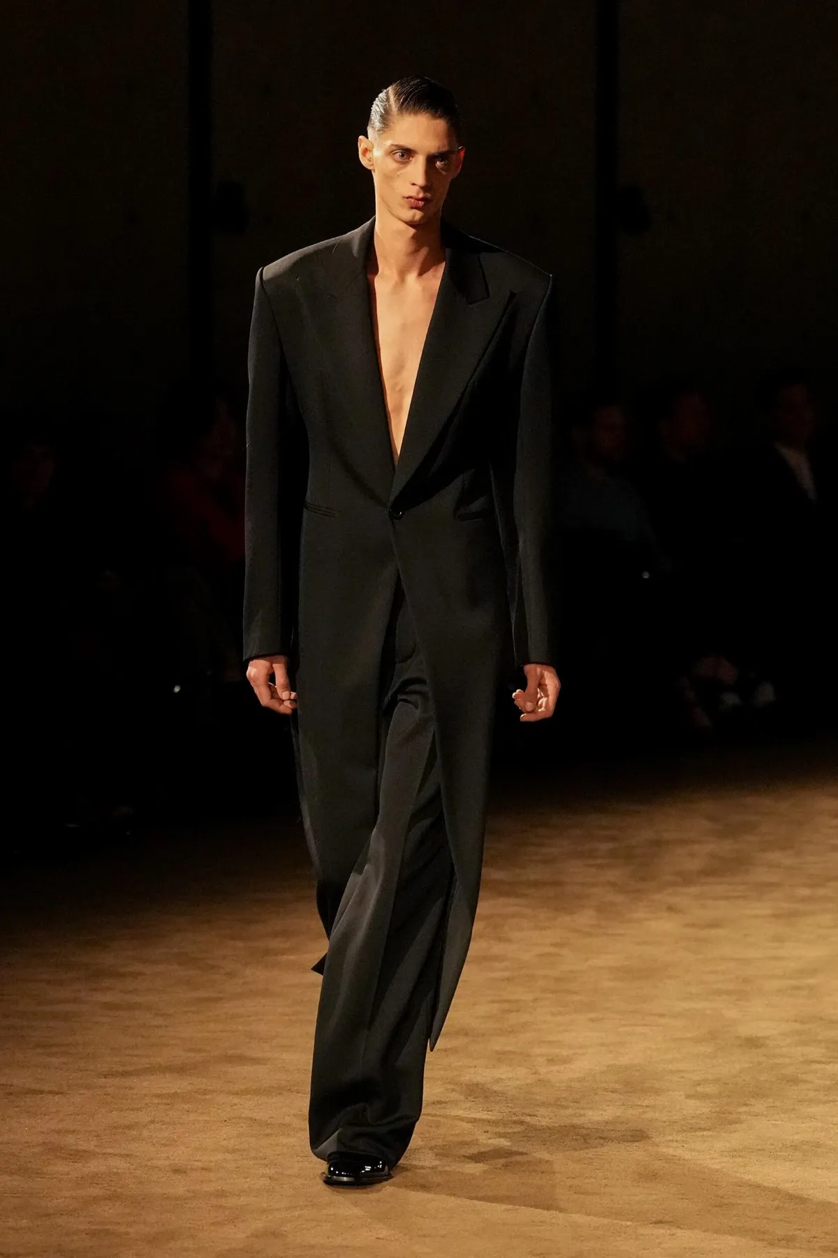 SAINT LAURENT automne 2026 homme : Anthony Vaccarello explore la masculinité en clair-obscur