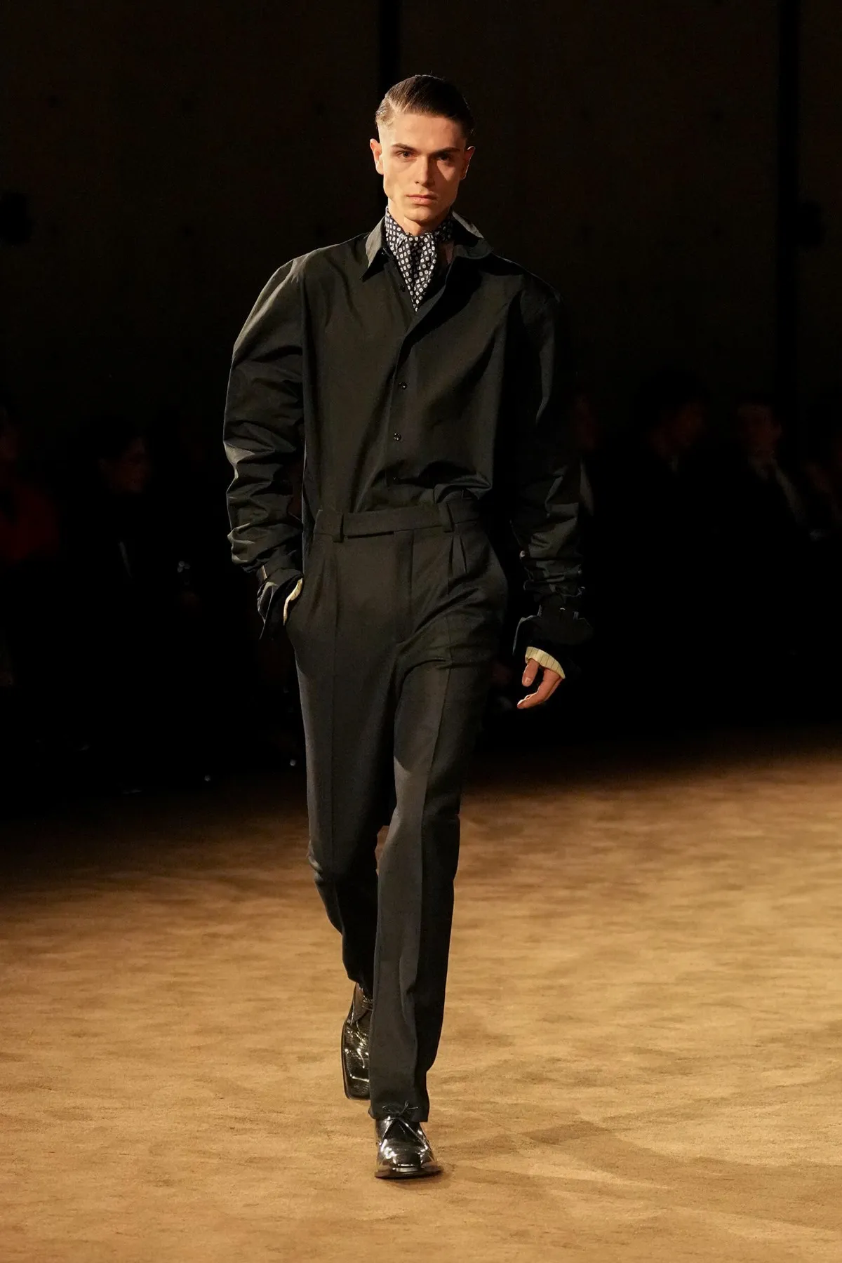 SAINT LAURENT automne 2026 homme : Anthony Vaccarello explore la masculinité en clair-obscur
