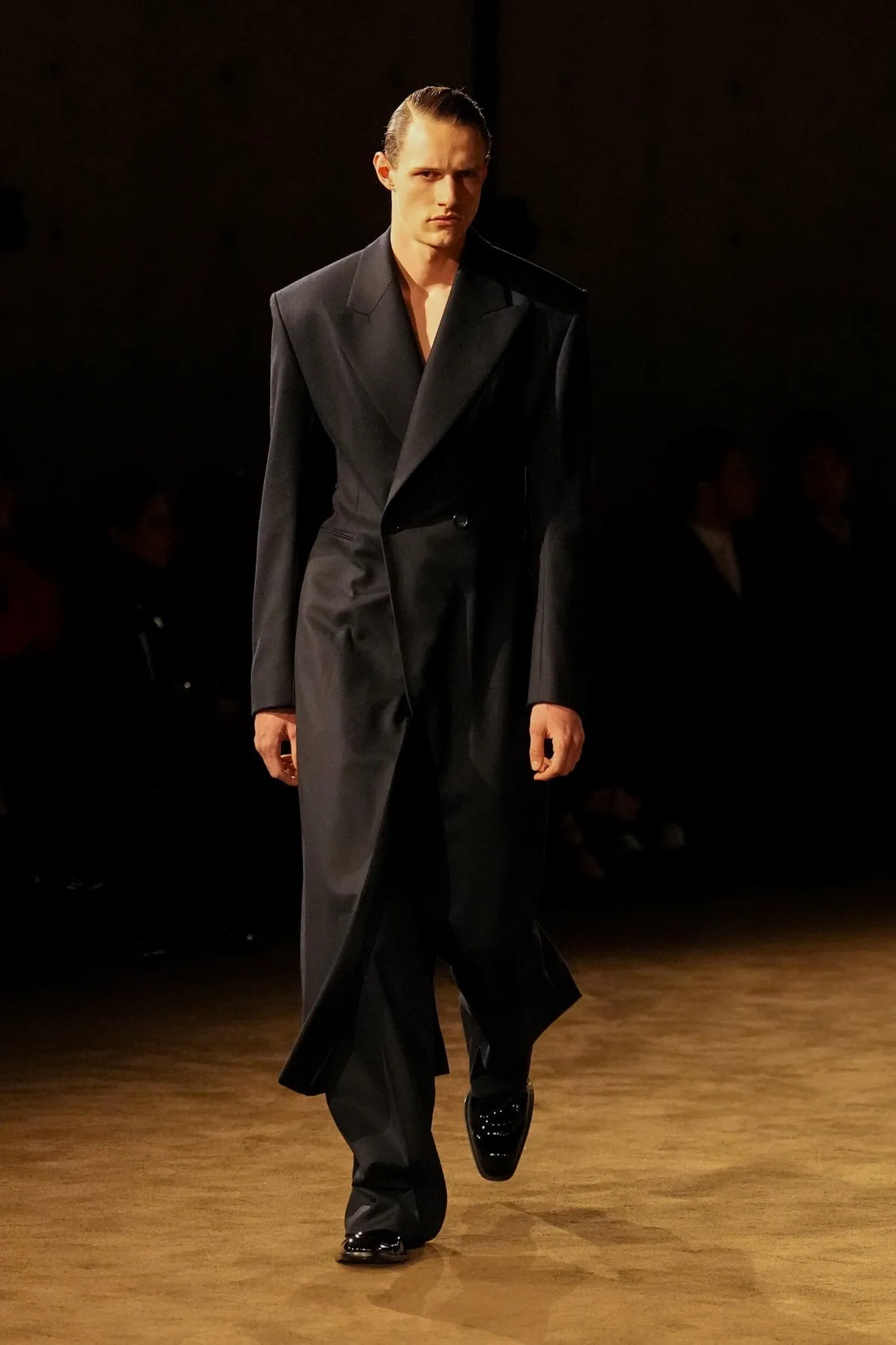 SAINT LAURENT automne 2026 homme : Anthony Vaccarello explore la masculinité en clair-obscur