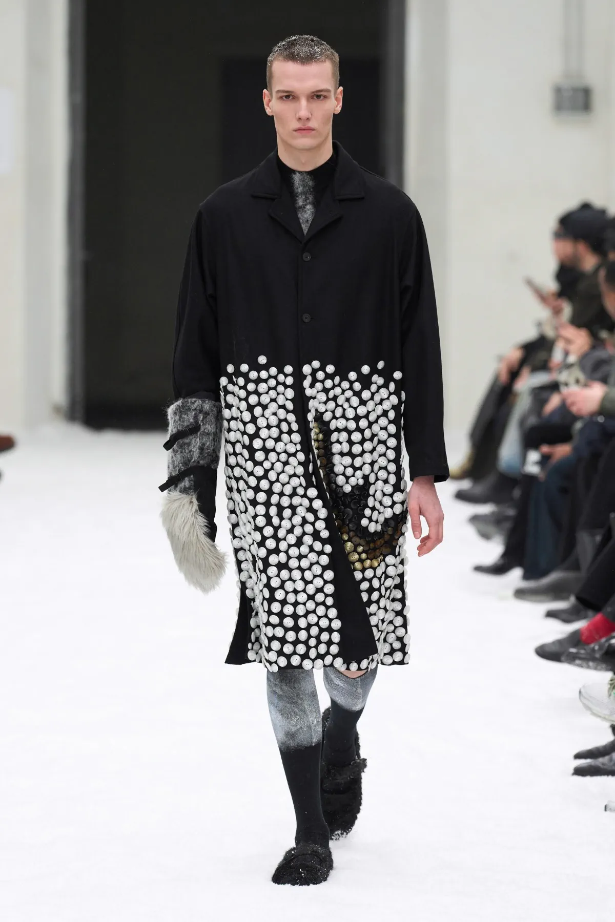 À Pitti Uomo, SHINYAKOZUKA fait tomber la neige japonaise sur l’Europe