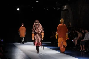 SONGZIO automne 2026 : Jay Song sculpte le vestiaire masculin dans le chaos industriel