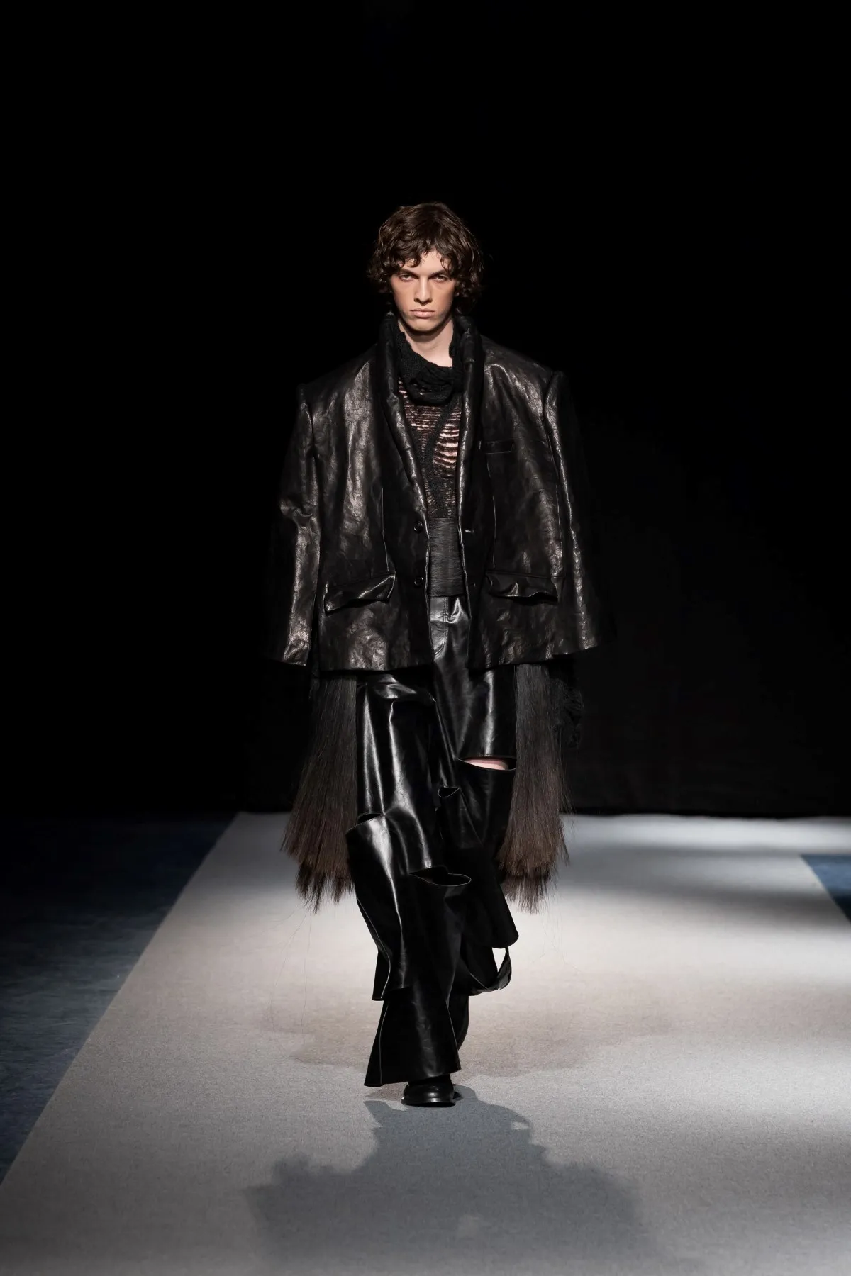Songzio Fall Winter 2026 Paris Fashion Week 1 SONGZIO automne 2026 : Jay Song sculpte le vestiaire masculin dans le chaos industriel