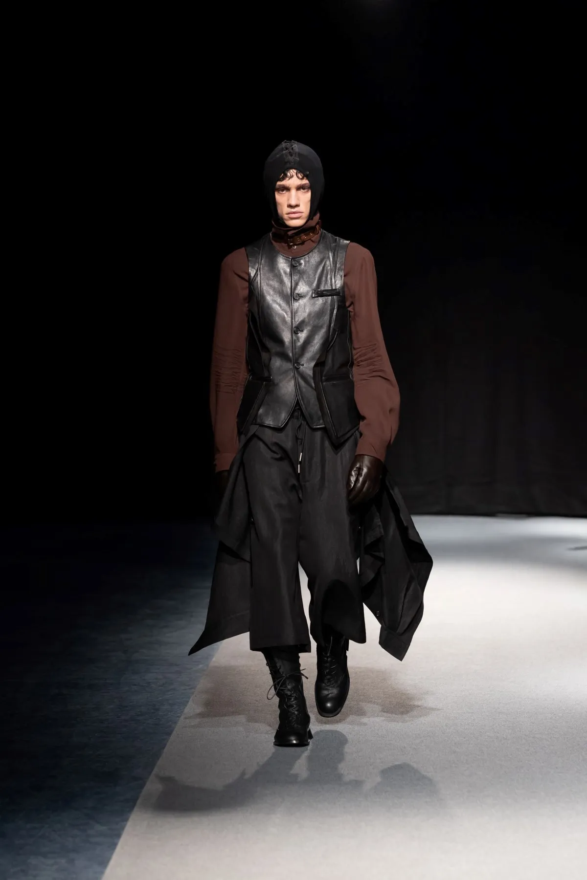 SONGZIO automne 2026 : Jay Song sculpte le vestiaire masculin dans le chaos industriel