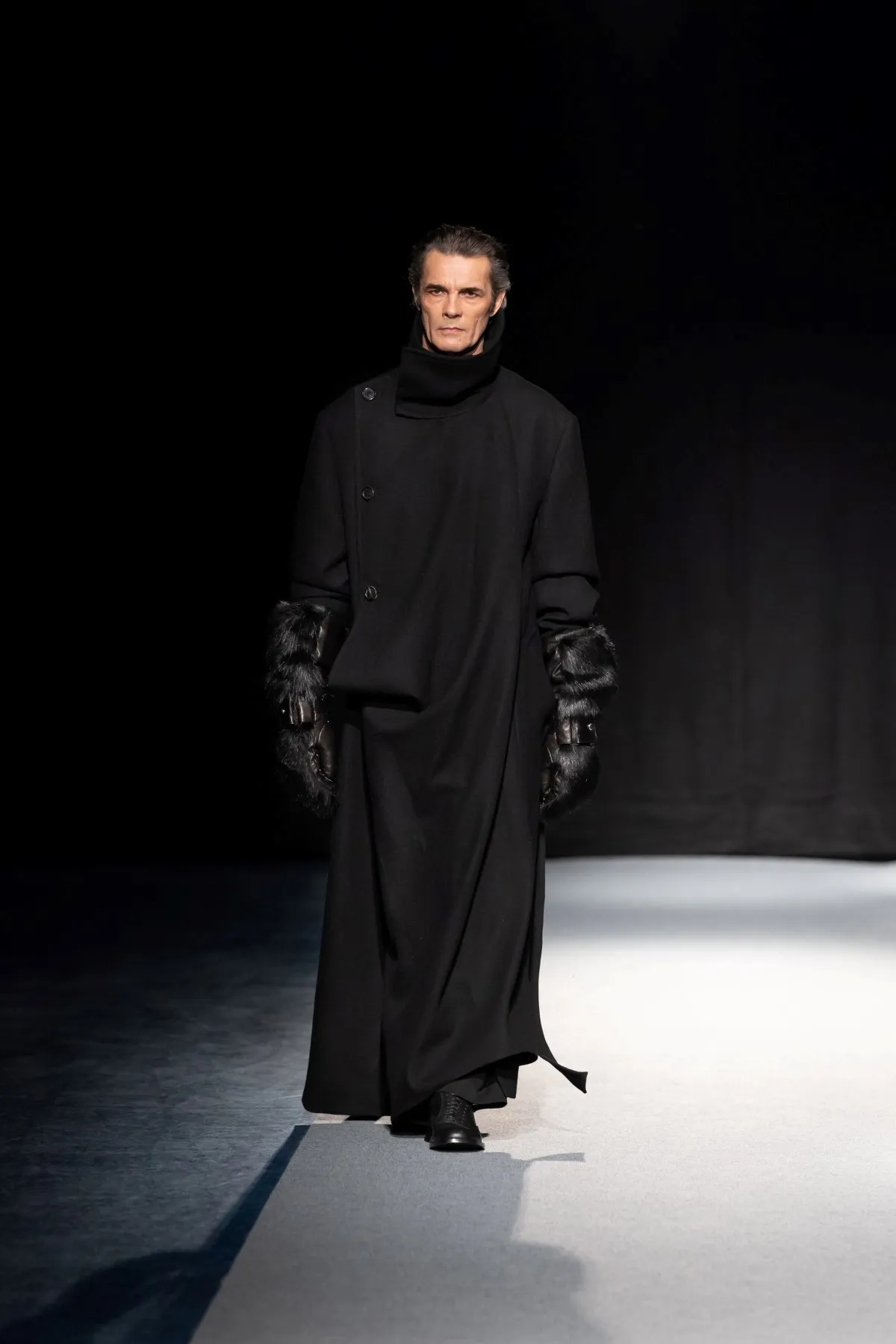SONGZIO automne 2026 : Jay Song sculpte le vestiaire masculin dans le chaos industriel