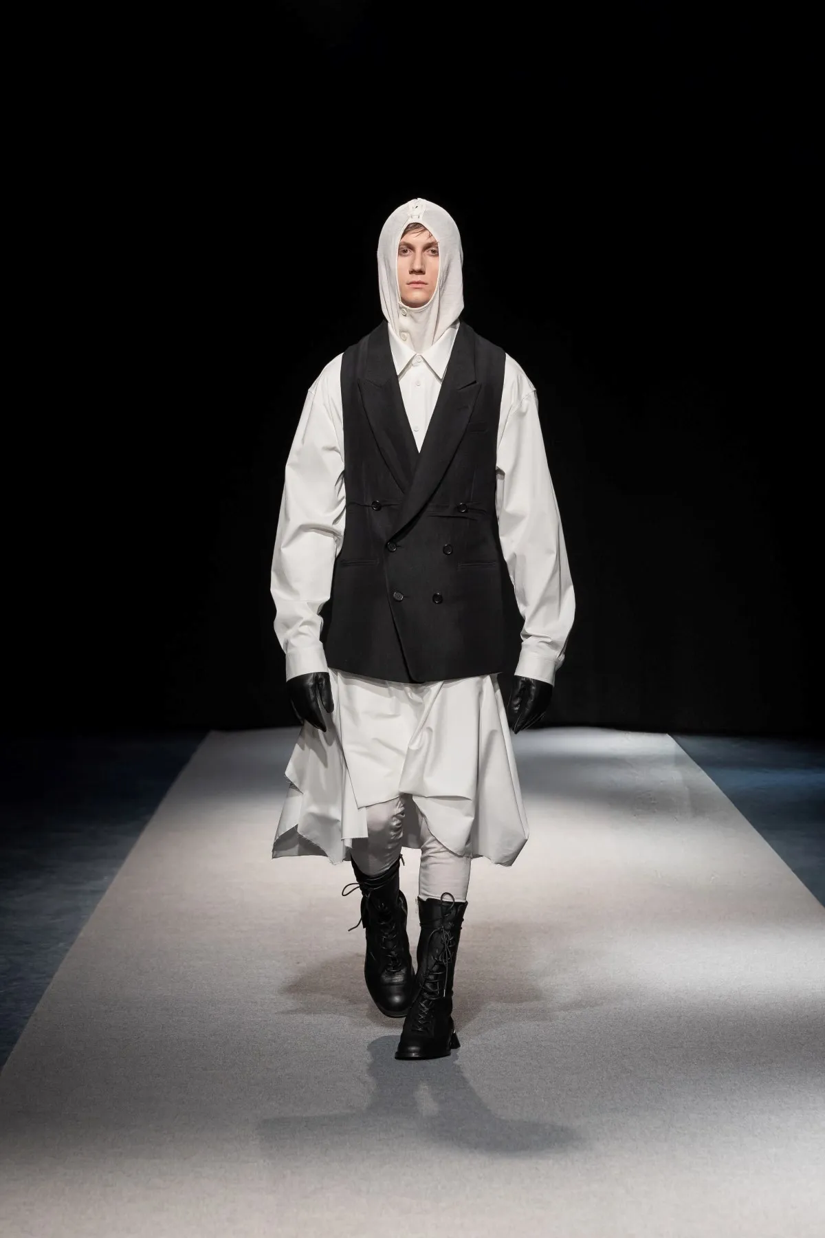 SONGZIO automne 2026 : Jay Song sculpte le vestiaire masculin dans le chaos industriel