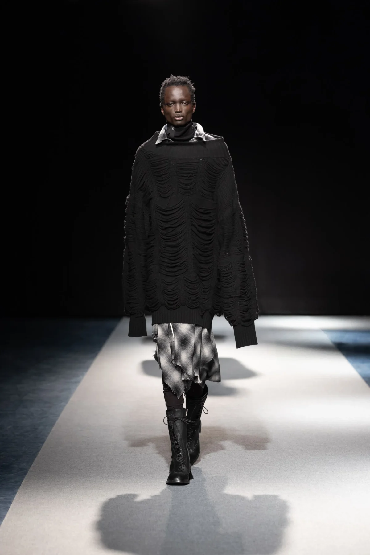 SONGZIO automne 2026 : Jay Song sculpte le vestiaire masculin dans le chaos industriel