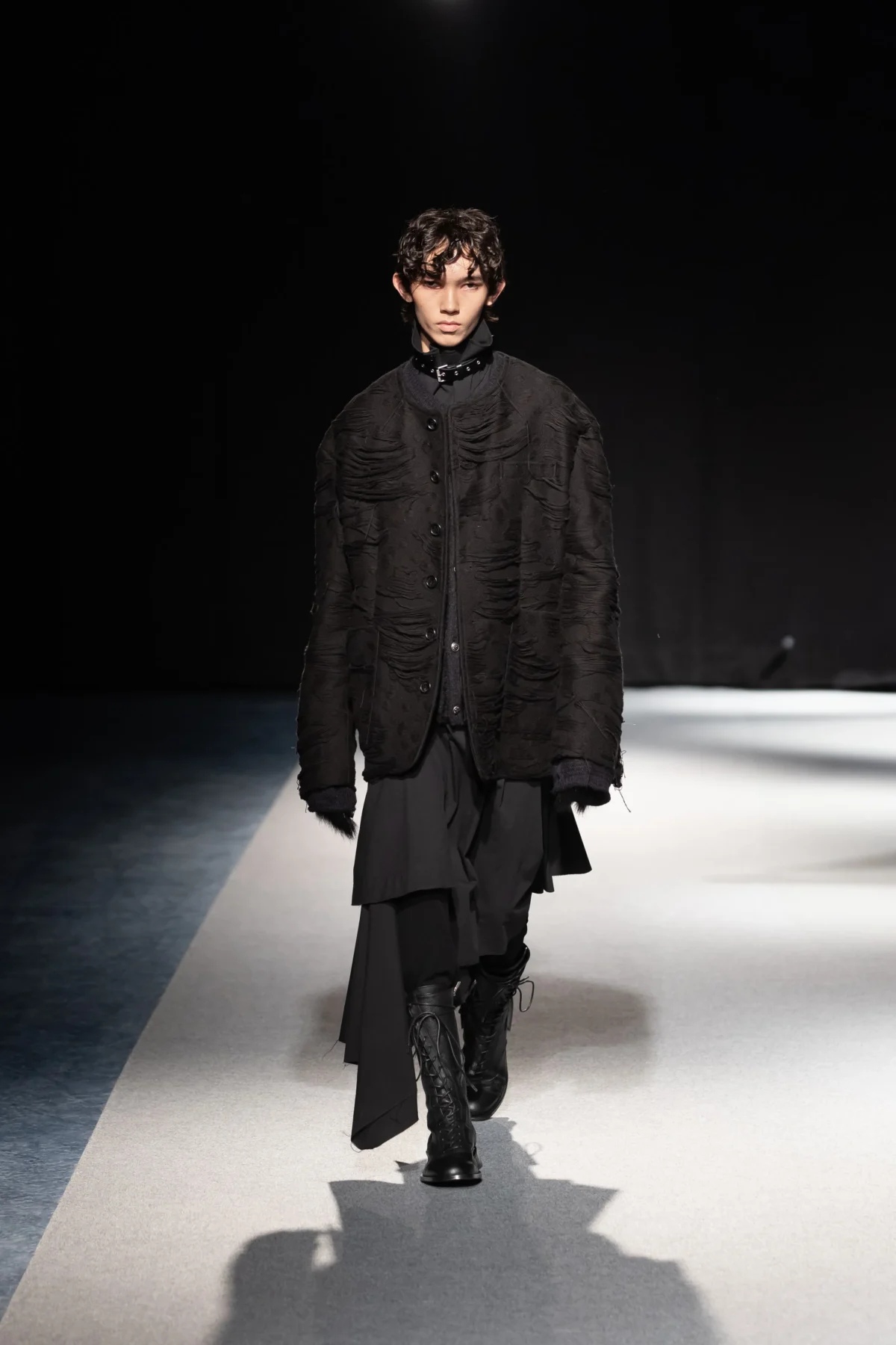 SONGZIO automne 2026 : Jay Song sculpte le vestiaire masculin dans le chaos industriel
