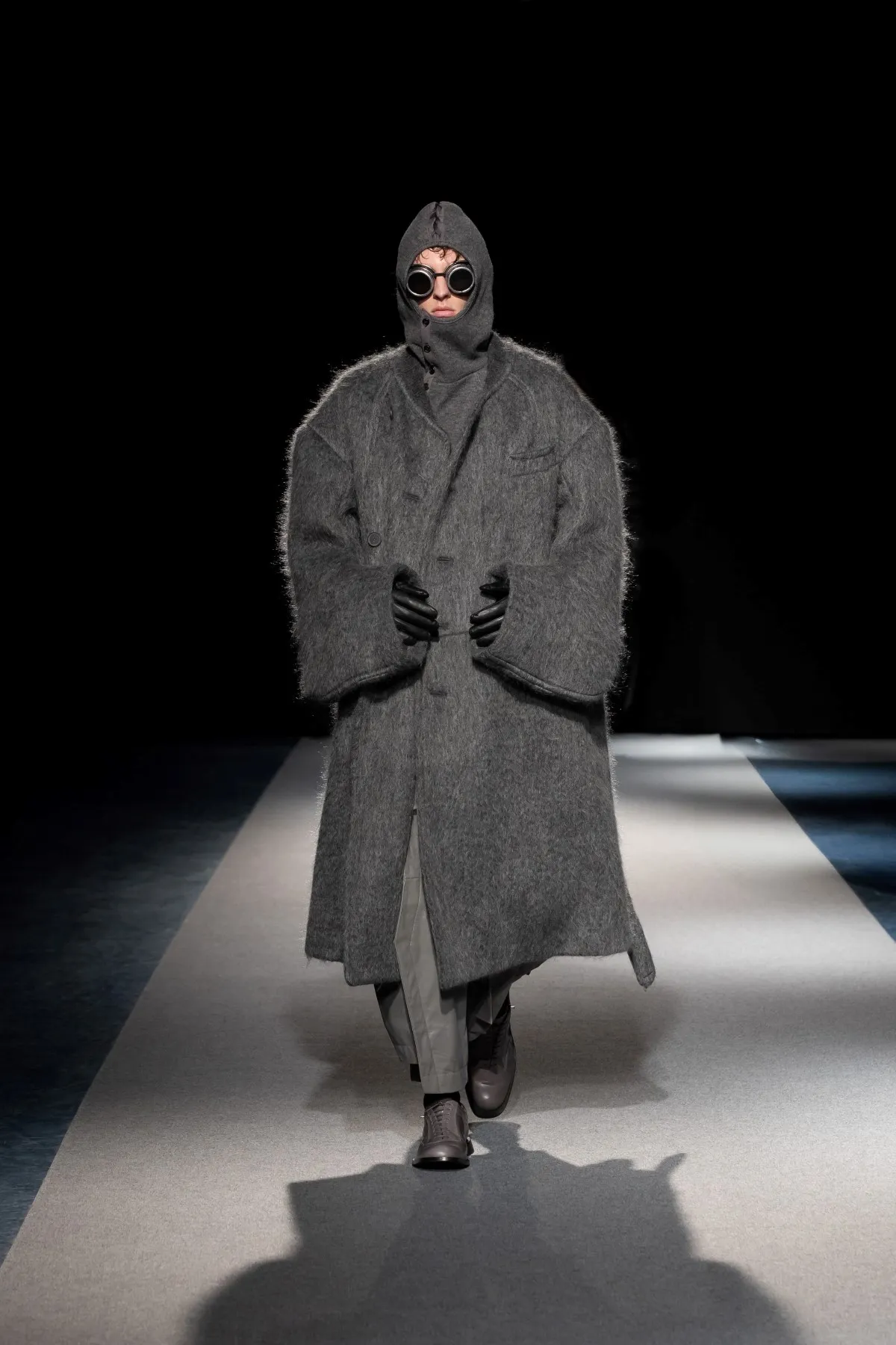 SONGZIO automne 2026 : Jay Song sculpte le vestiaire masculin dans le chaos industriel