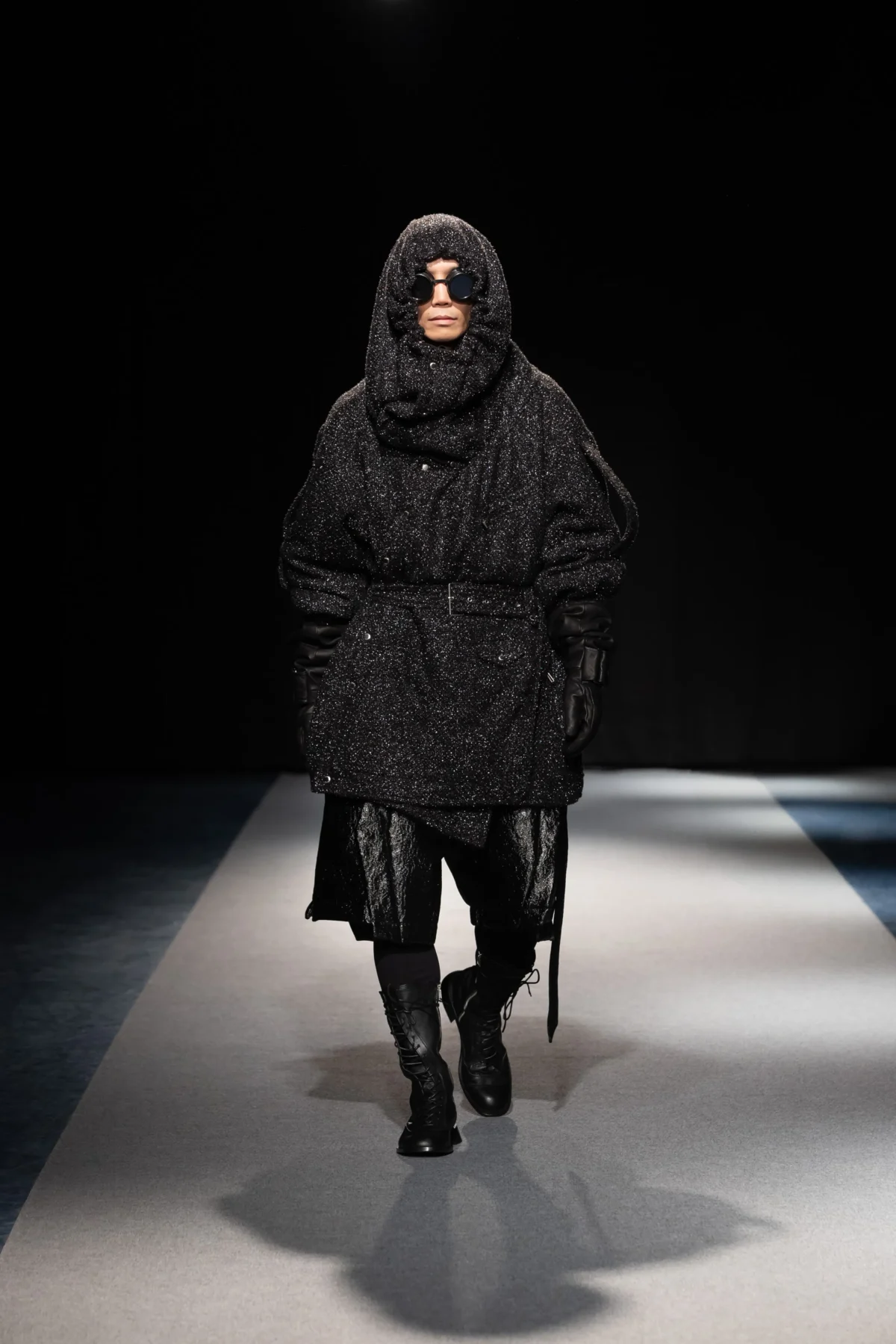 SONGZIO automne 2026 : Jay Song sculpte le vestiaire masculin dans le chaos industriel