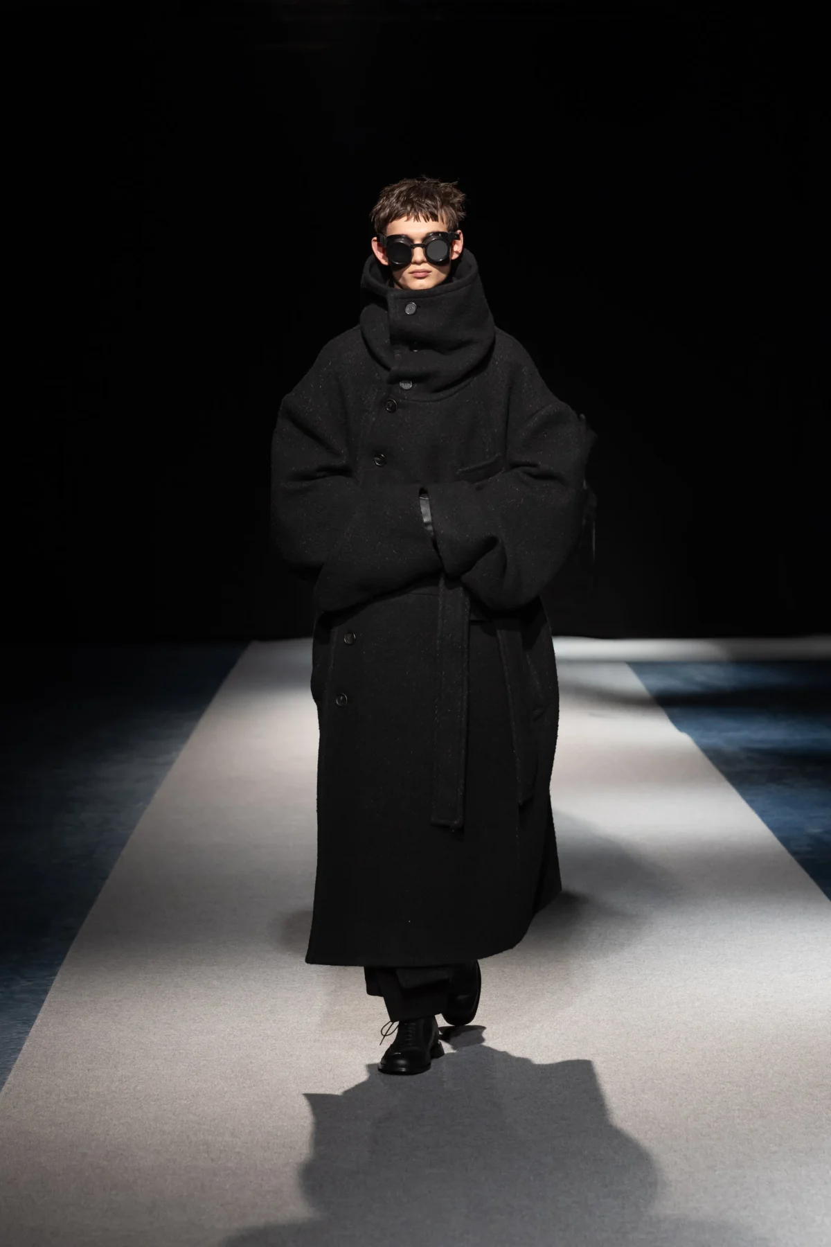 SONGZIO automne 2026 : Jay Song sculpte le vestiaire masculin dans le chaos industriel