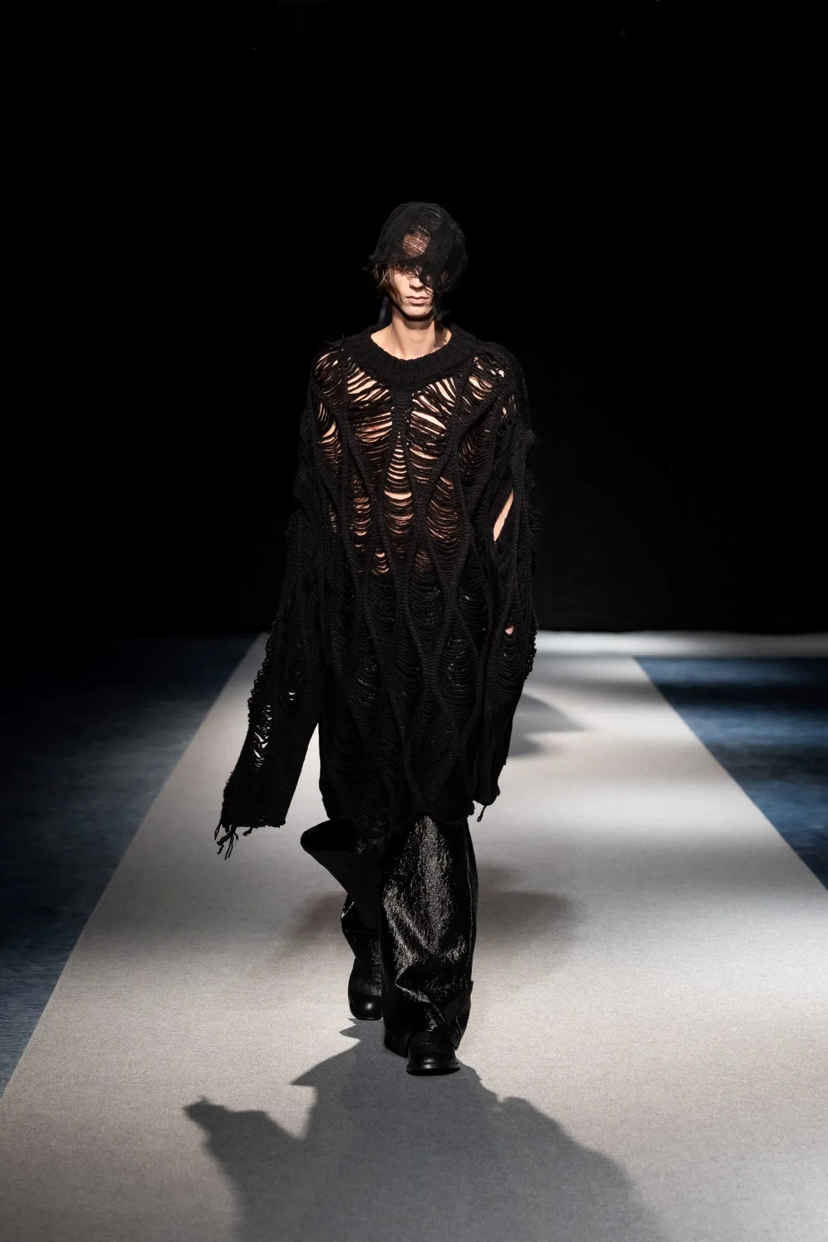 SONGZIO automne 2026 : Jay Song sculpte le vestiaire masculin dans le chaos industriel