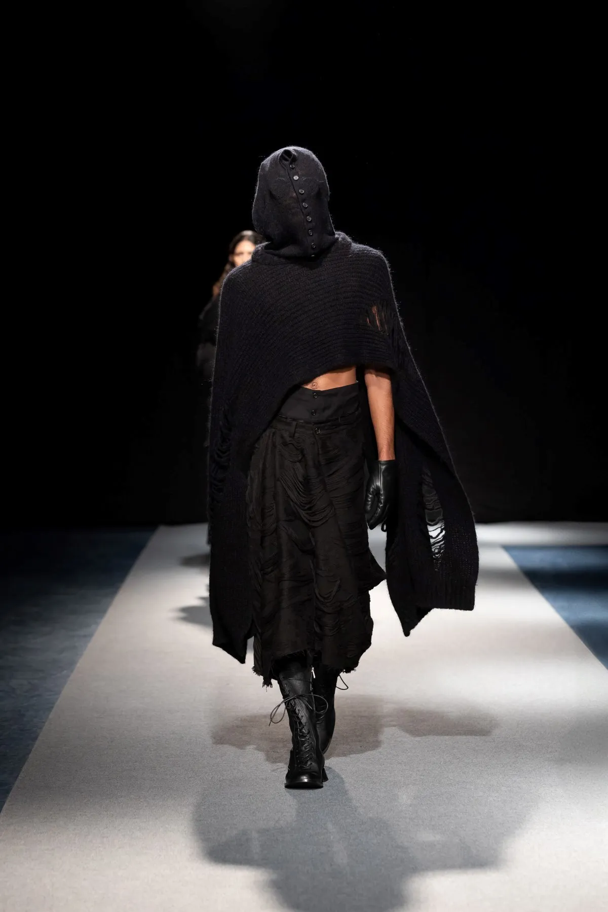 SONGZIO automne 2026 : Jay Song sculpte le vestiaire masculin dans le chaos industriel