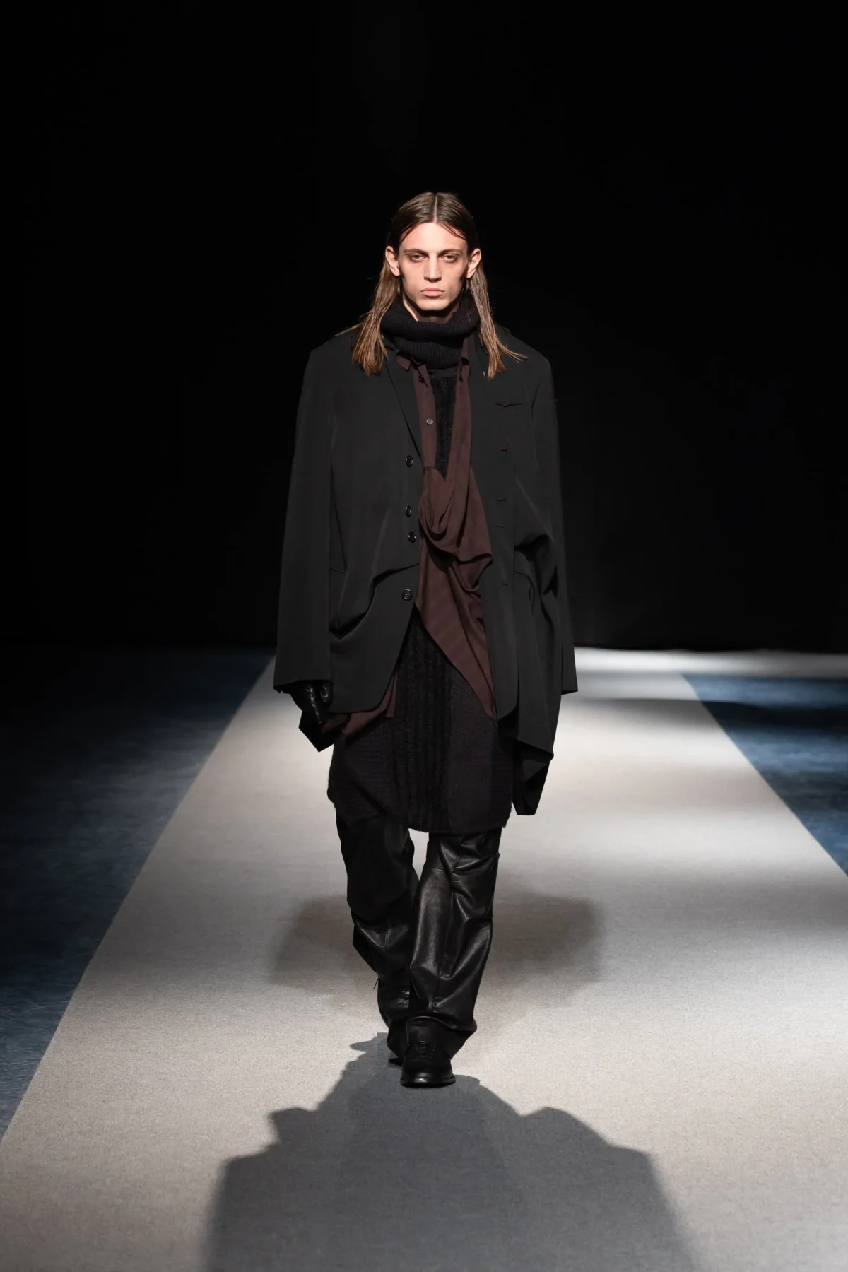 SONGZIO automne 2026 : Jay Song sculpte le vestiaire masculin dans le chaos industriel