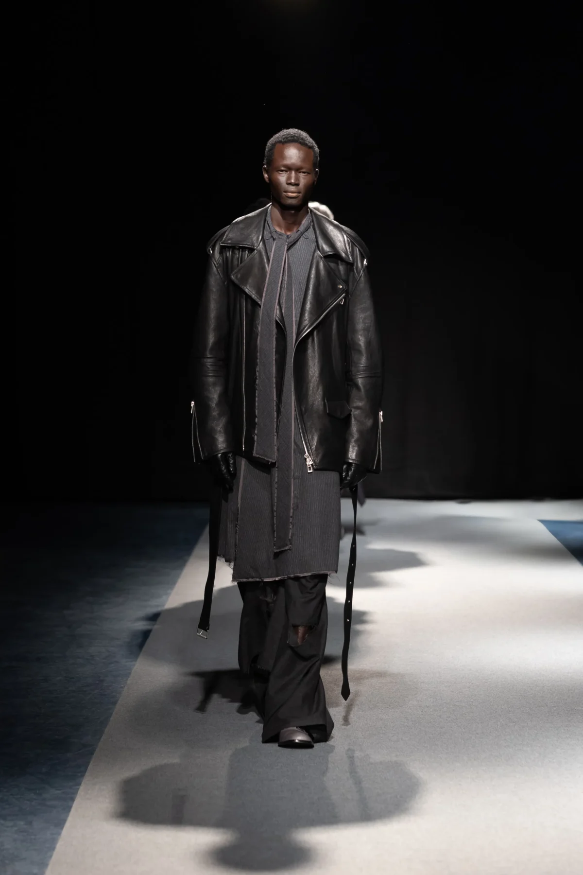 SONGZIO automne 2026 : Jay Song sculpte le vestiaire masculin dans le chaos industriel