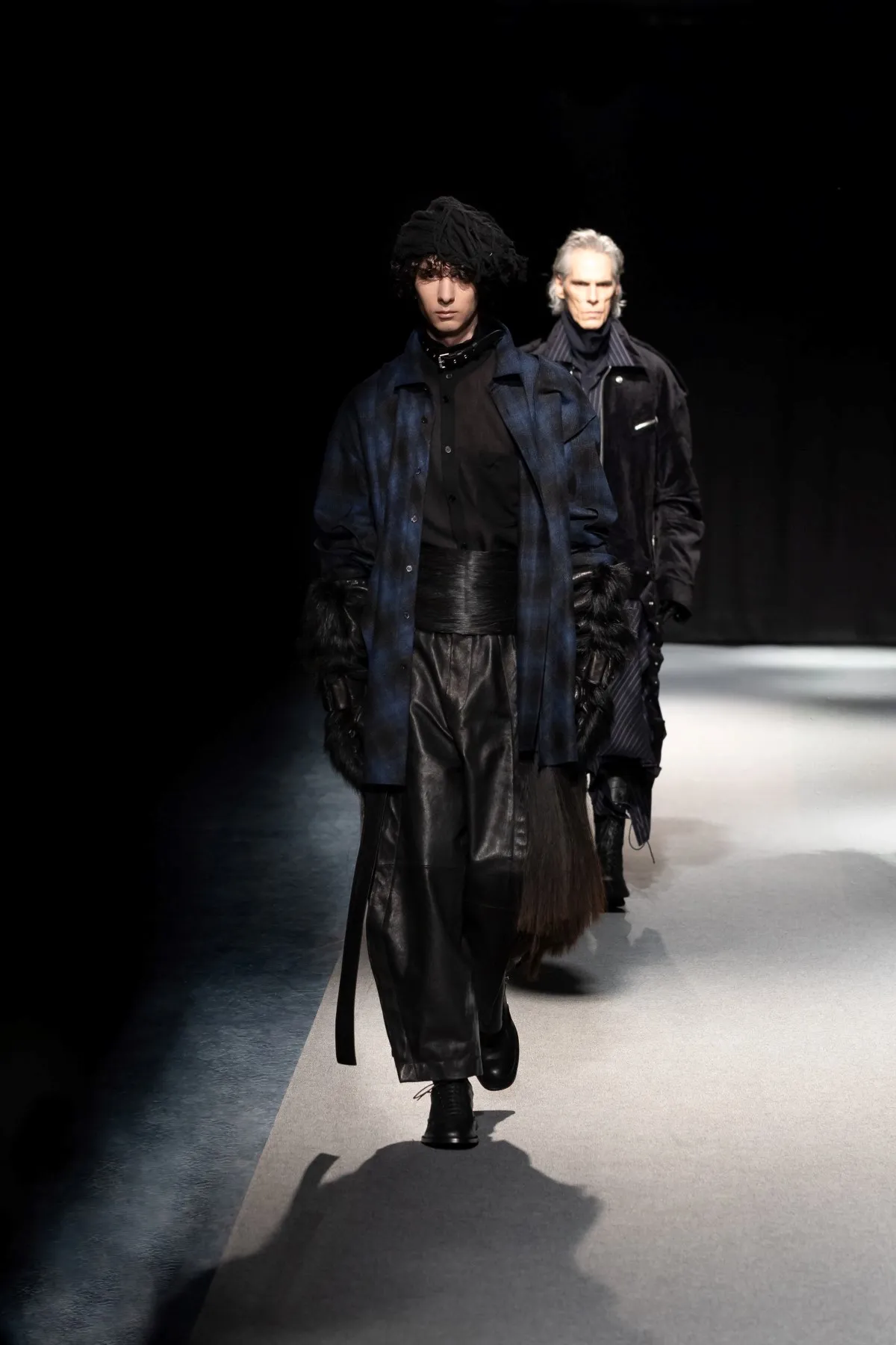 SONGZIO automne 2026 : Jay Song sculpte le vestiaire masculin dans le chaos industriel