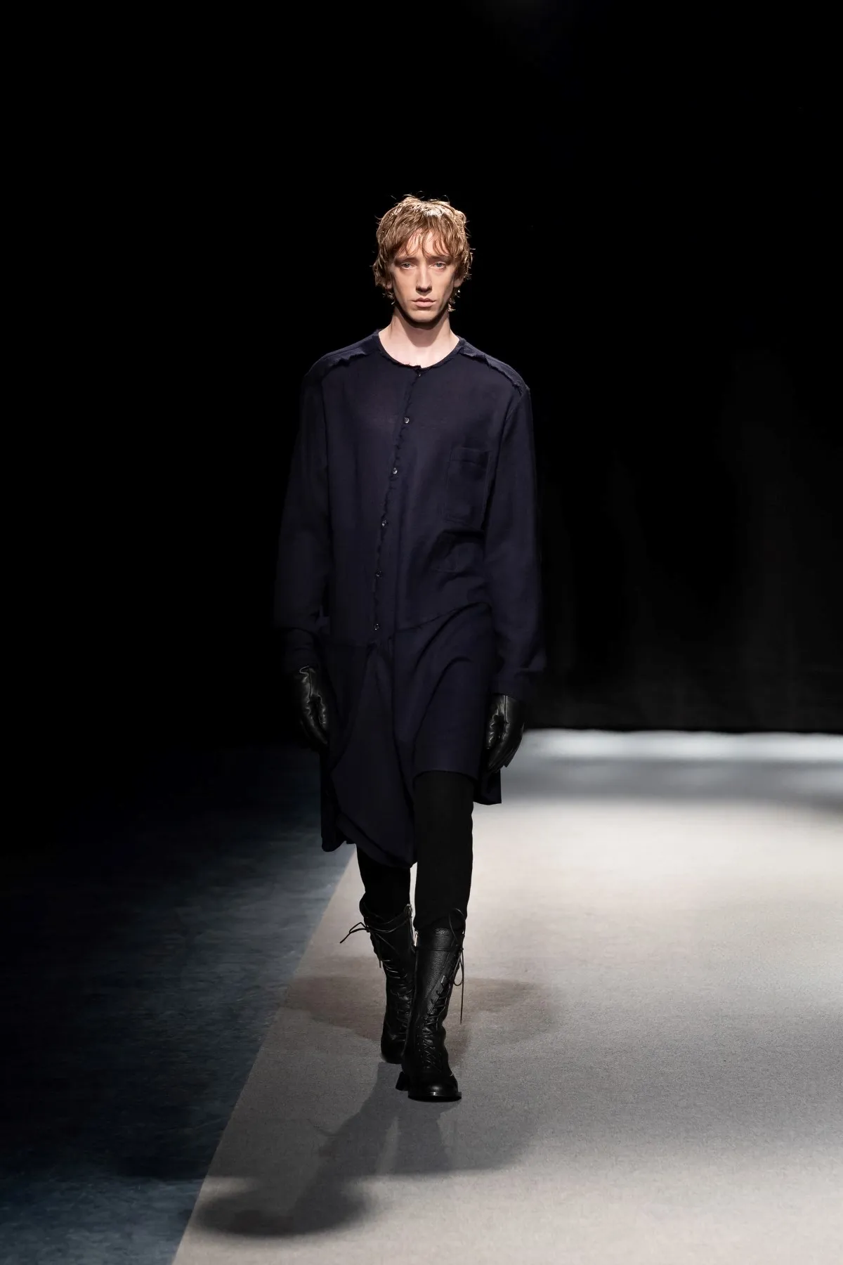 SONGZIO automne 2026 : Jay Song sculpte le vestiaire masculin dans le chaos industriel