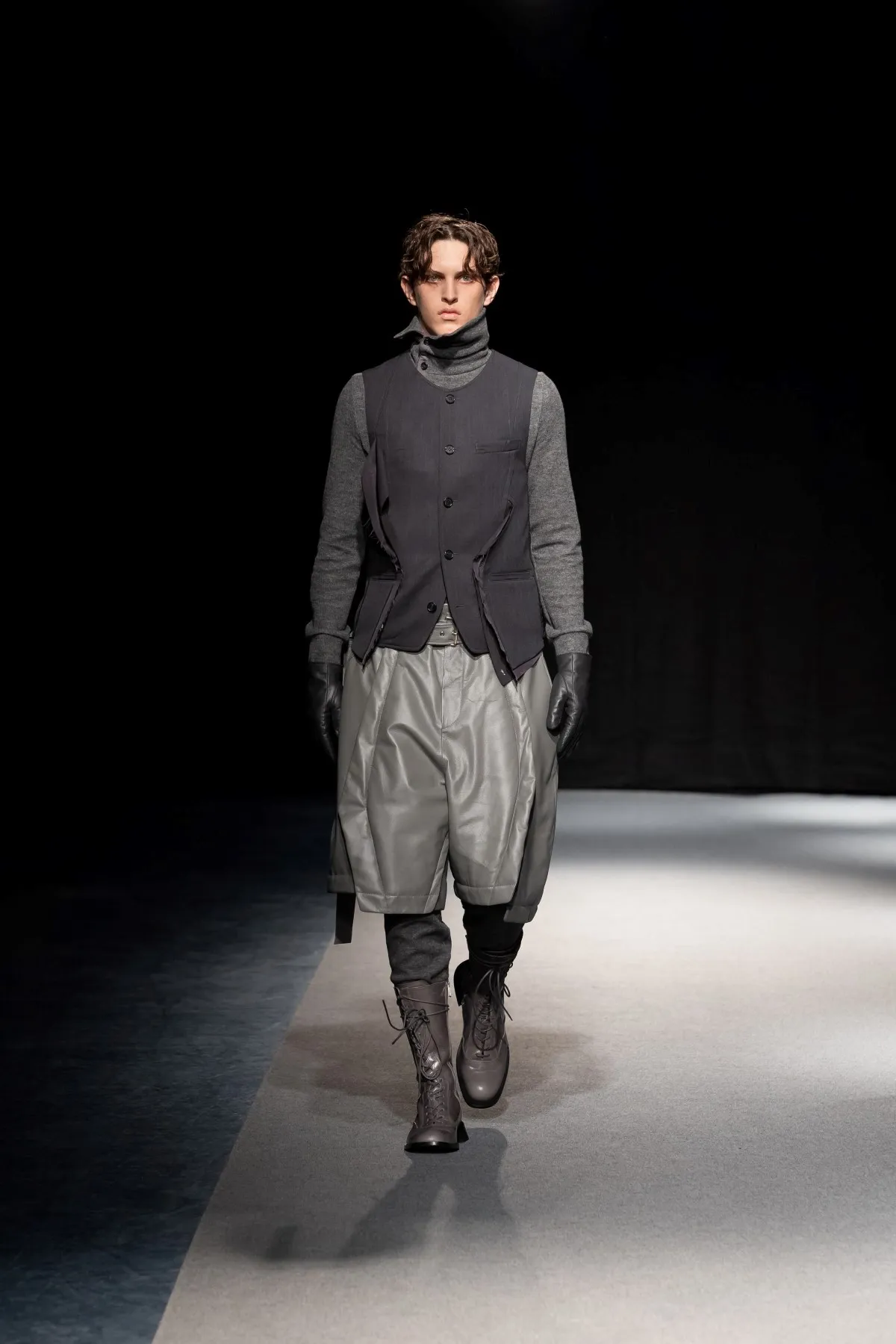 SONGZIO automne 2026 : Jay Song sculpte le vestiaire masculin dans le chaos industriel