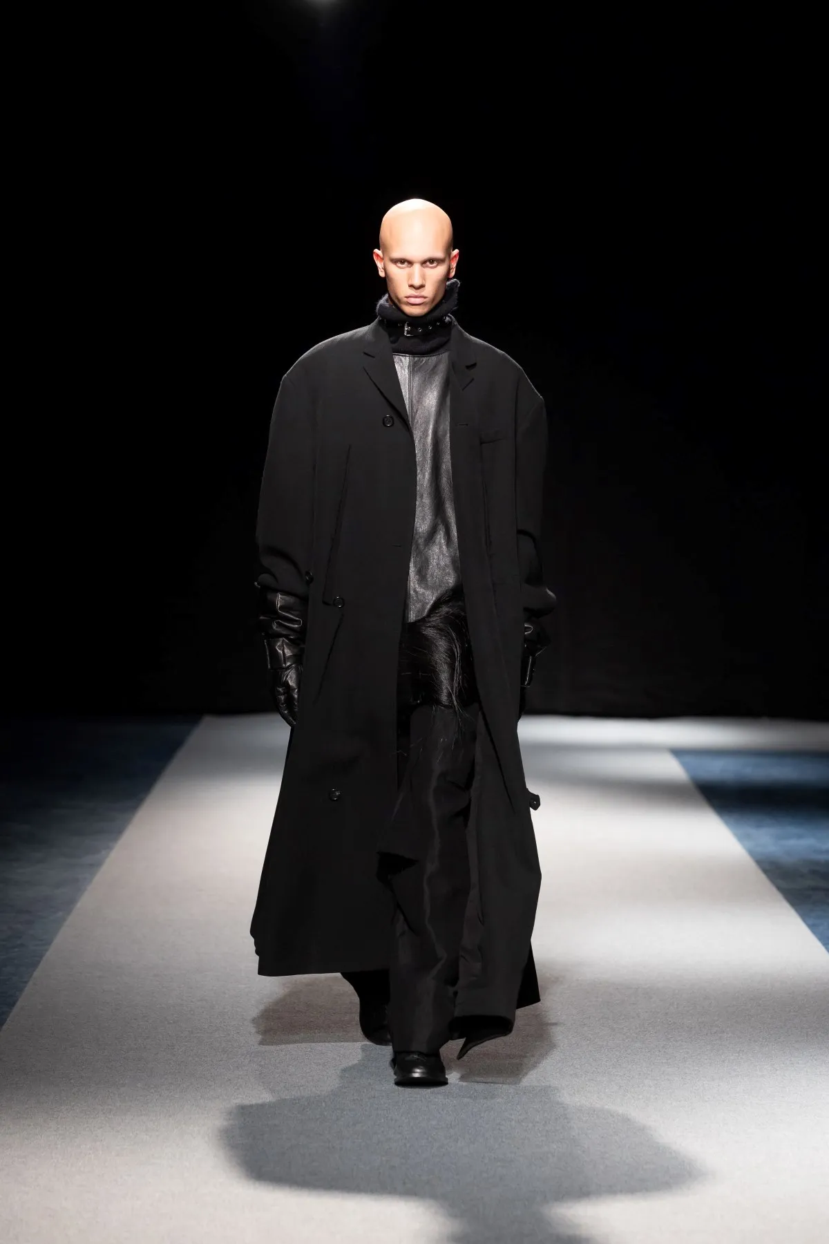 Songzio Fall Winter 2026 Paris Fashion Week 3 SONGZIO automne 2026 : Jay Song sculpte le vestiaire masculin dans le chaos industriel