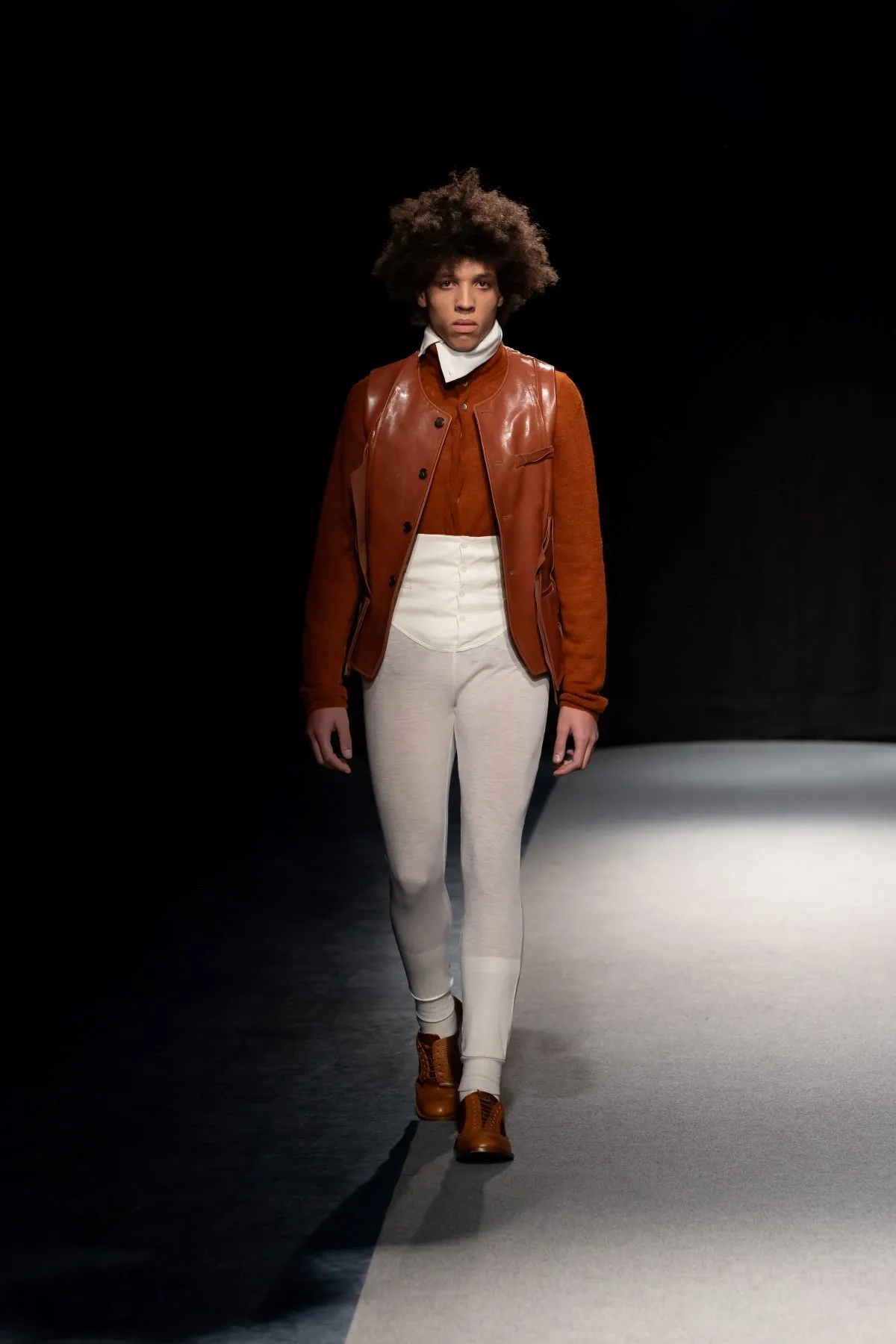 SONGZIO automne 2026 : Jay Song sculpte le vestiaire masculin dans le chaos industriel