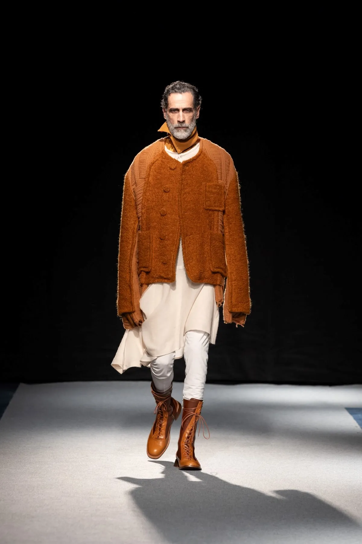 SONGZIO automne 2026 : Jay Song sculpte le vestiaire masculin dans le chaos industriel