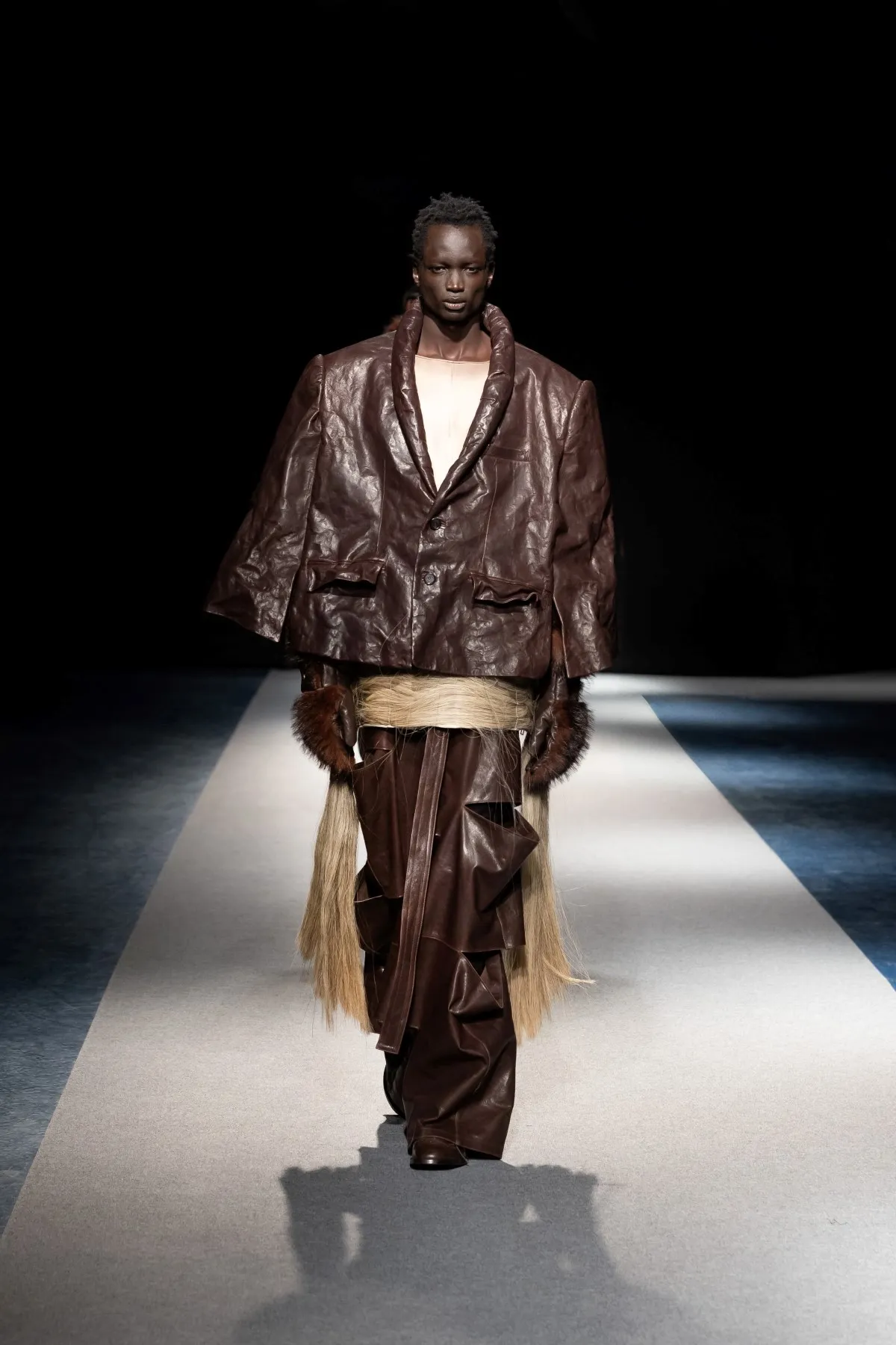 SONGZIO automne 2026 : Jay Song sculpte le vestiaire masculin dans le chaos industriel