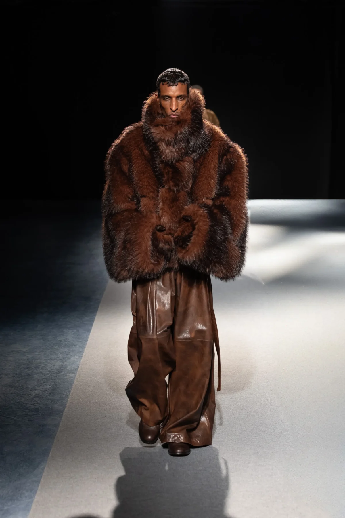 SONGZIO automne 2026 : Jay Song sculpte le vestiaire masculin dans le chaos industriel