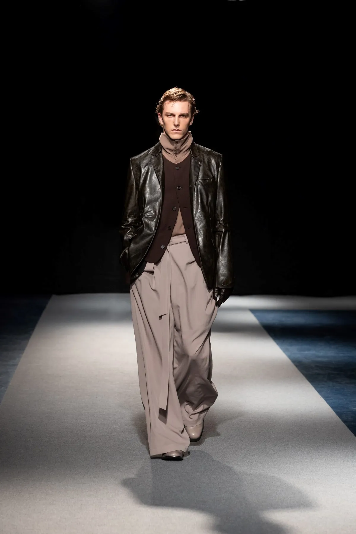 SONGZIO automne 2026 : Jay Song sculpte le vestiaire masculin dans le chaos industriel