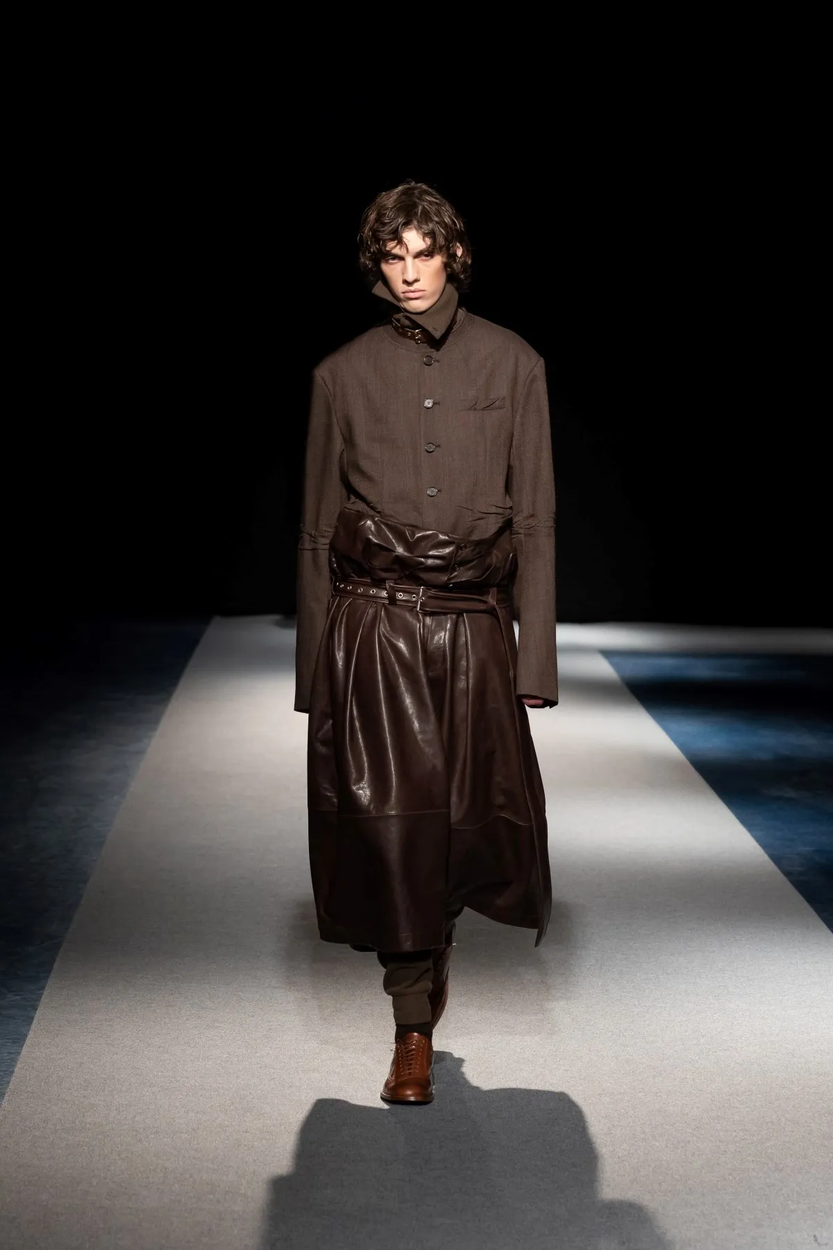 SONGZIO automne 2026 : Jay Song sculpte le vestiaire masculin dans le chaos industriel